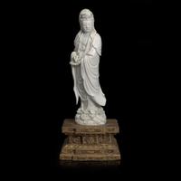 A Chinese blanc de Chine figure of Guanyin, with Japanese gilt-lacquered stand 白瓷观音像及日本底座