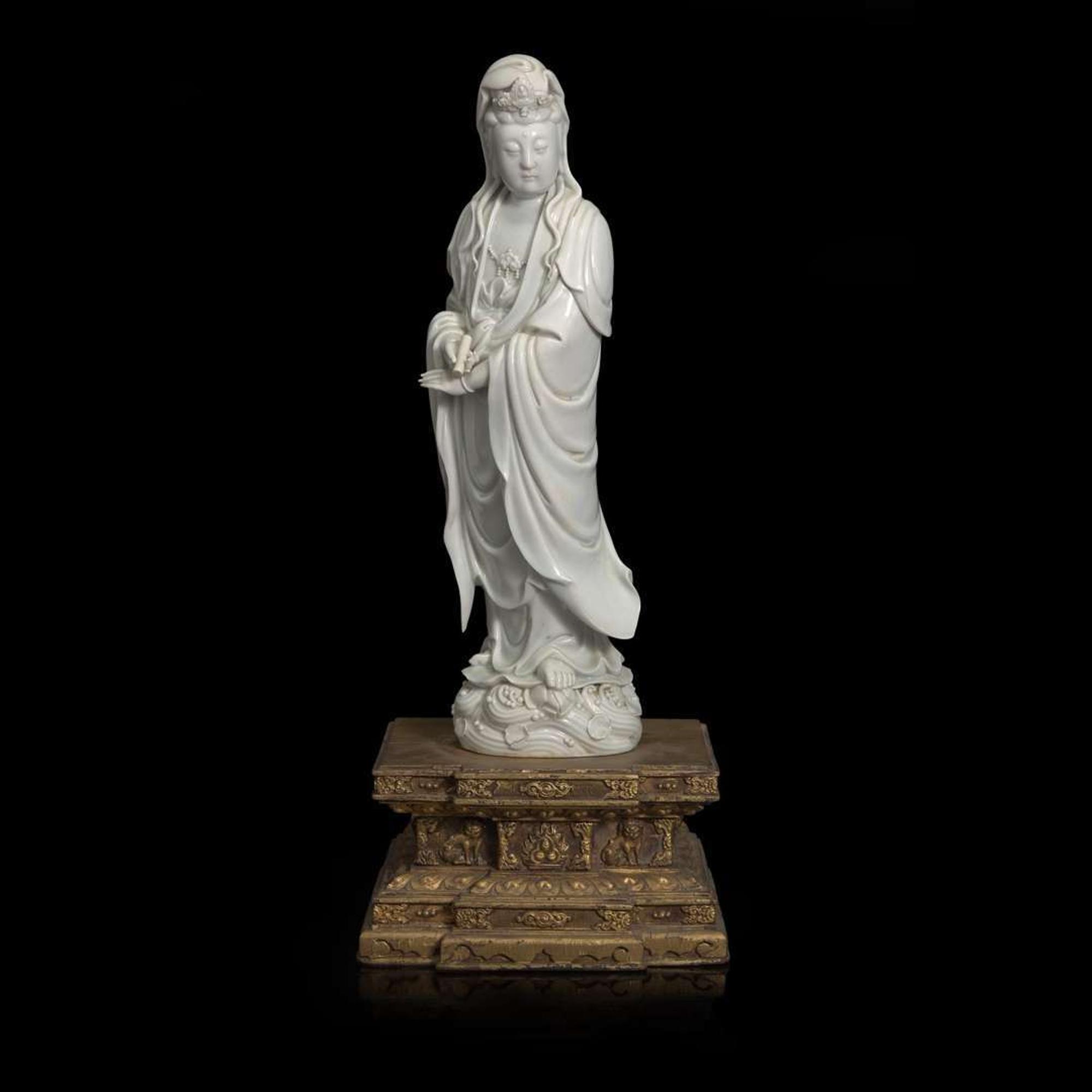A Chinese blanc de Chine figure of Guanyin, with Japanese gilt-lacquered stand 白瓷观音像及日本底座