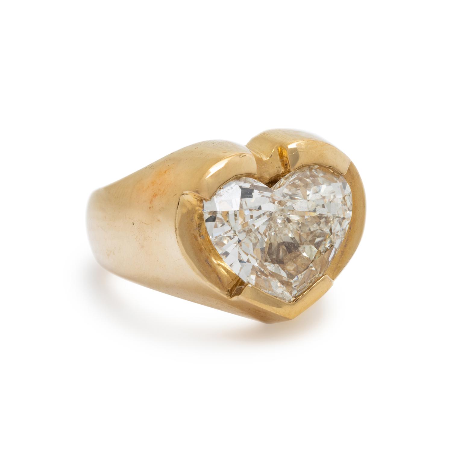 HEART SHAPE DIAMOND AND YELLOW GOLD RING