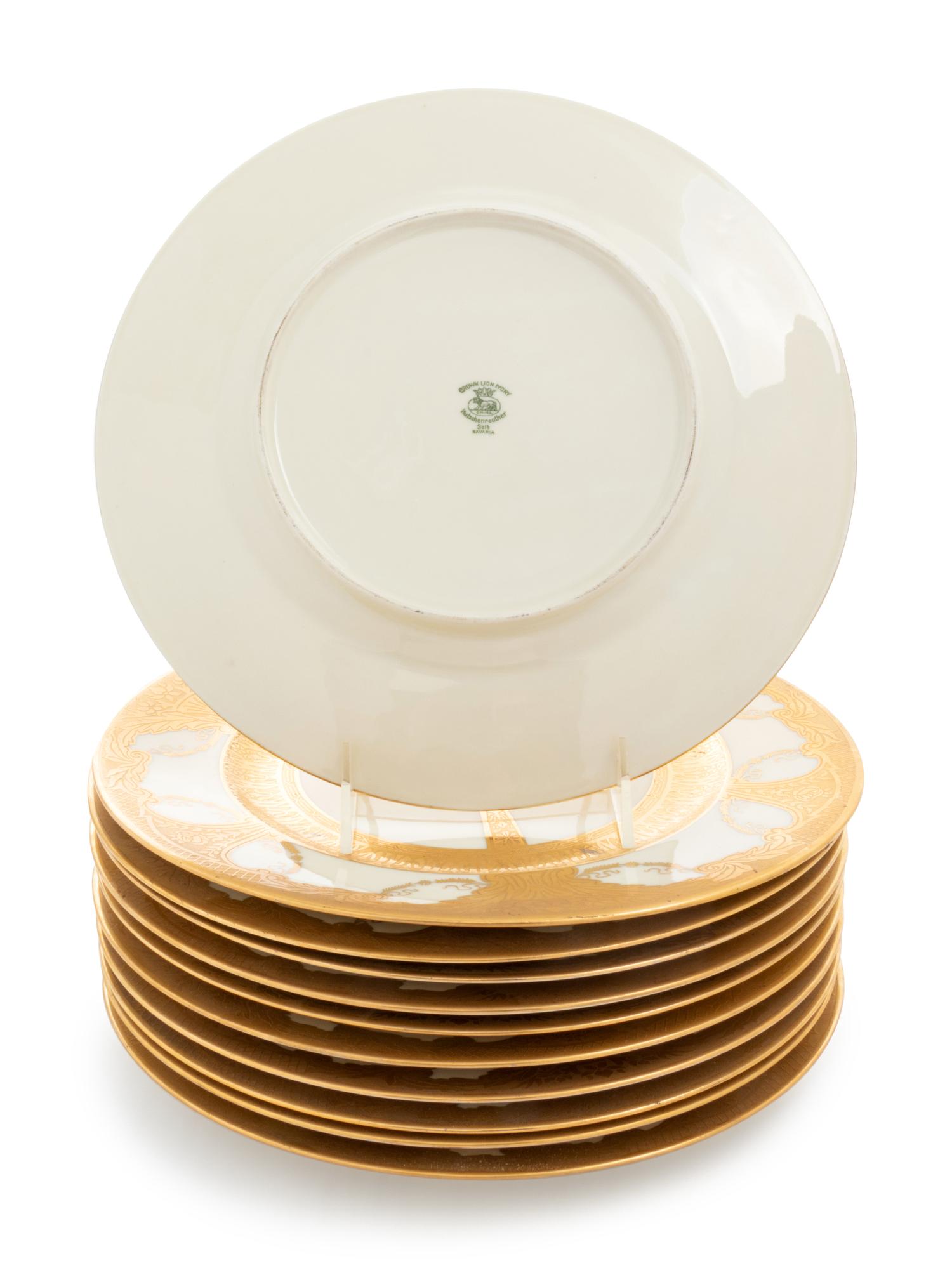 A Set of Eleven Bavarian Hutschenreuther Parcel Gilt Porcelain Service Plates