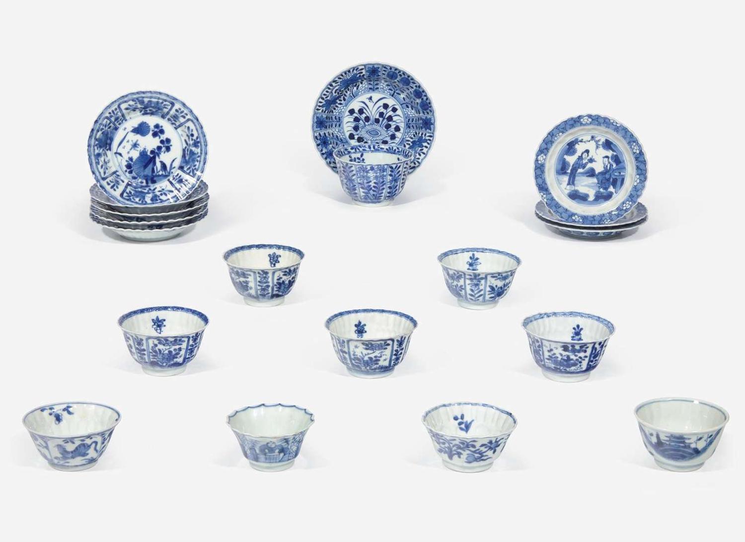 A group of nineteen assorted blue and white tea bowls and saucers, Kangxi period 青花瓷一組十九件 清 康熙