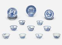 A group of nineteen assorted blue and white tea bowls and saucers, Kangxi period 青花瓷一組十九件 清 康熙