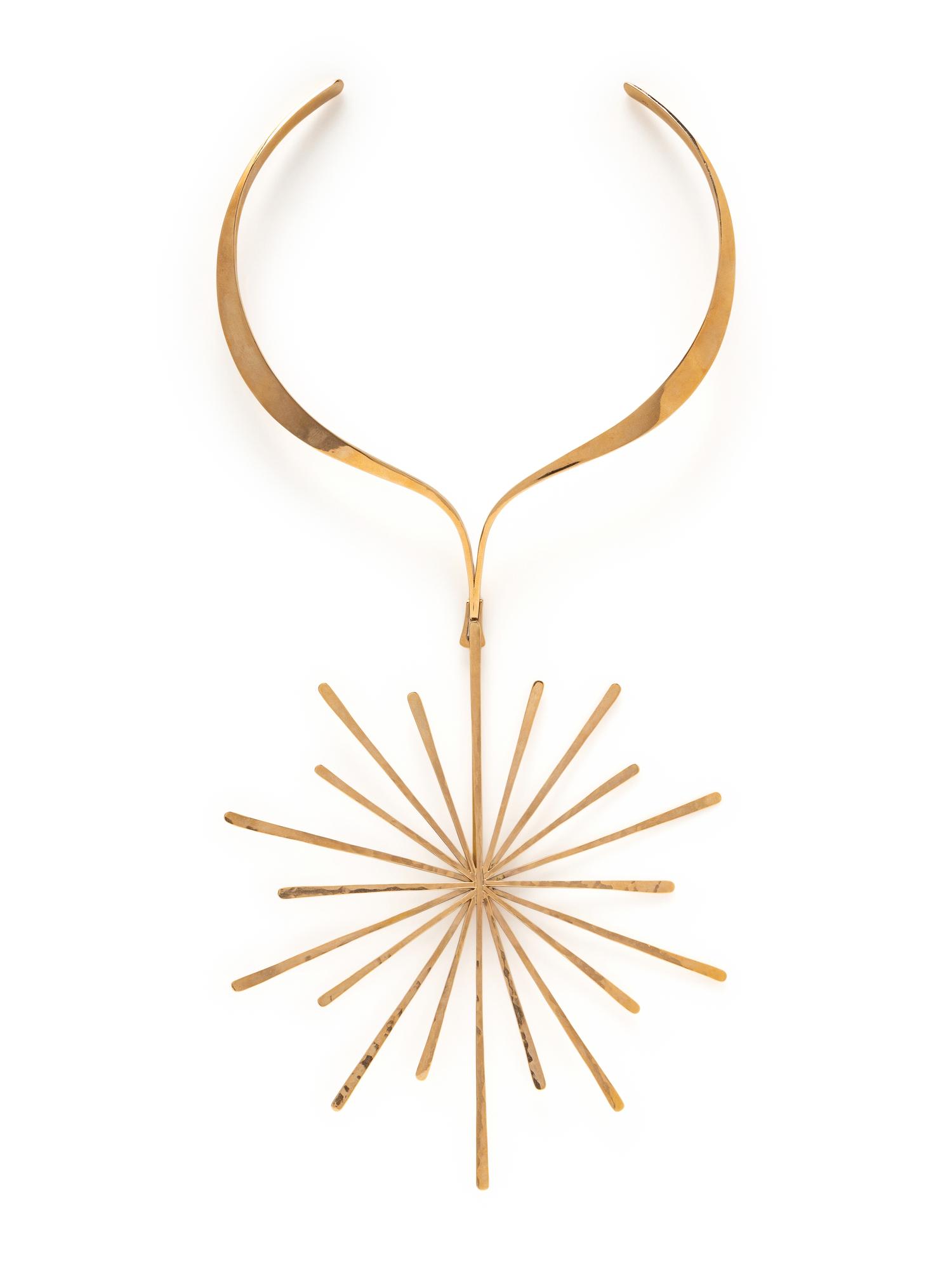YELLOW GOLD NECKLACE AND BROOCH