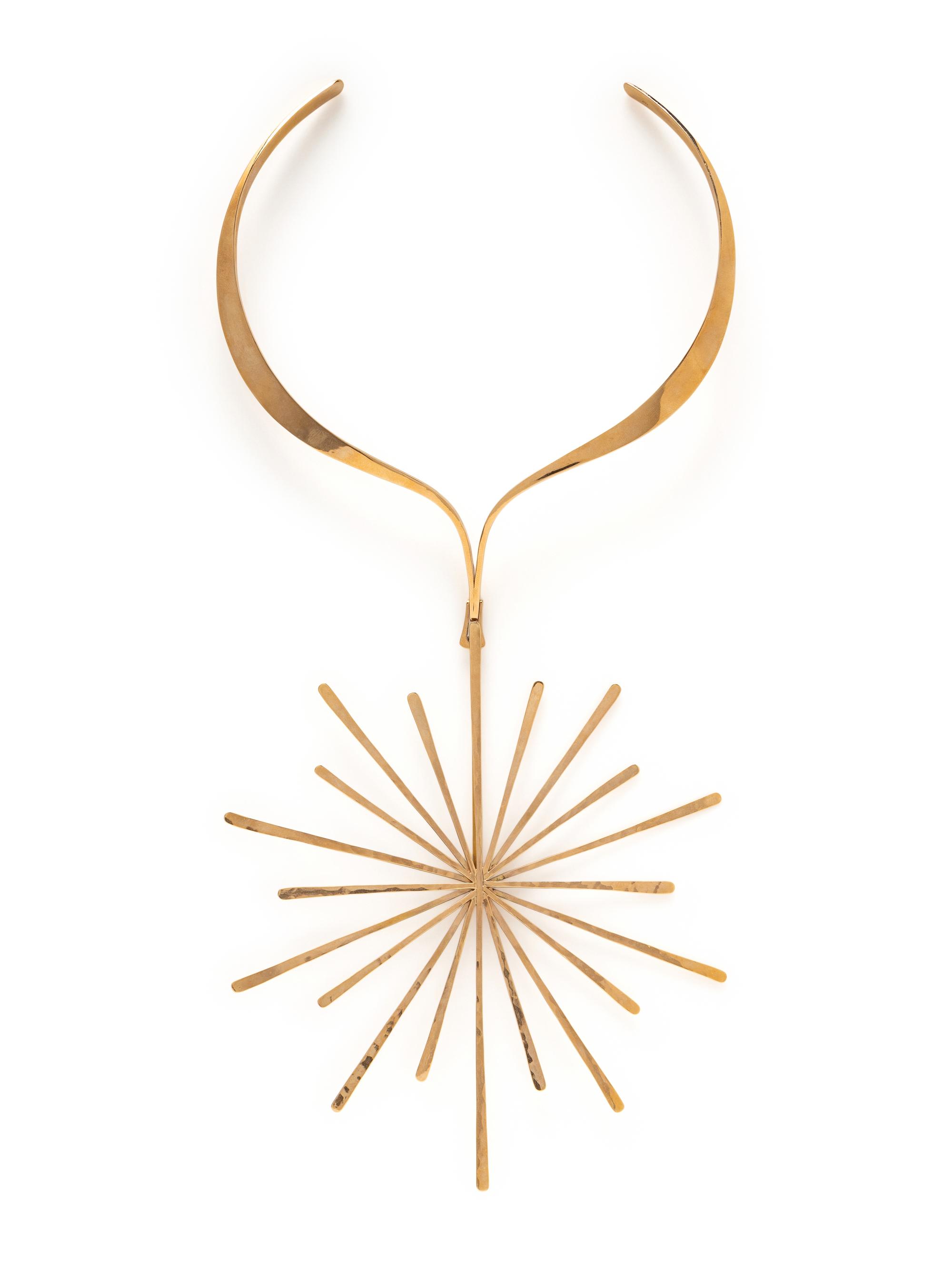YELLOW GOLD NECKLACE AND BROOCH