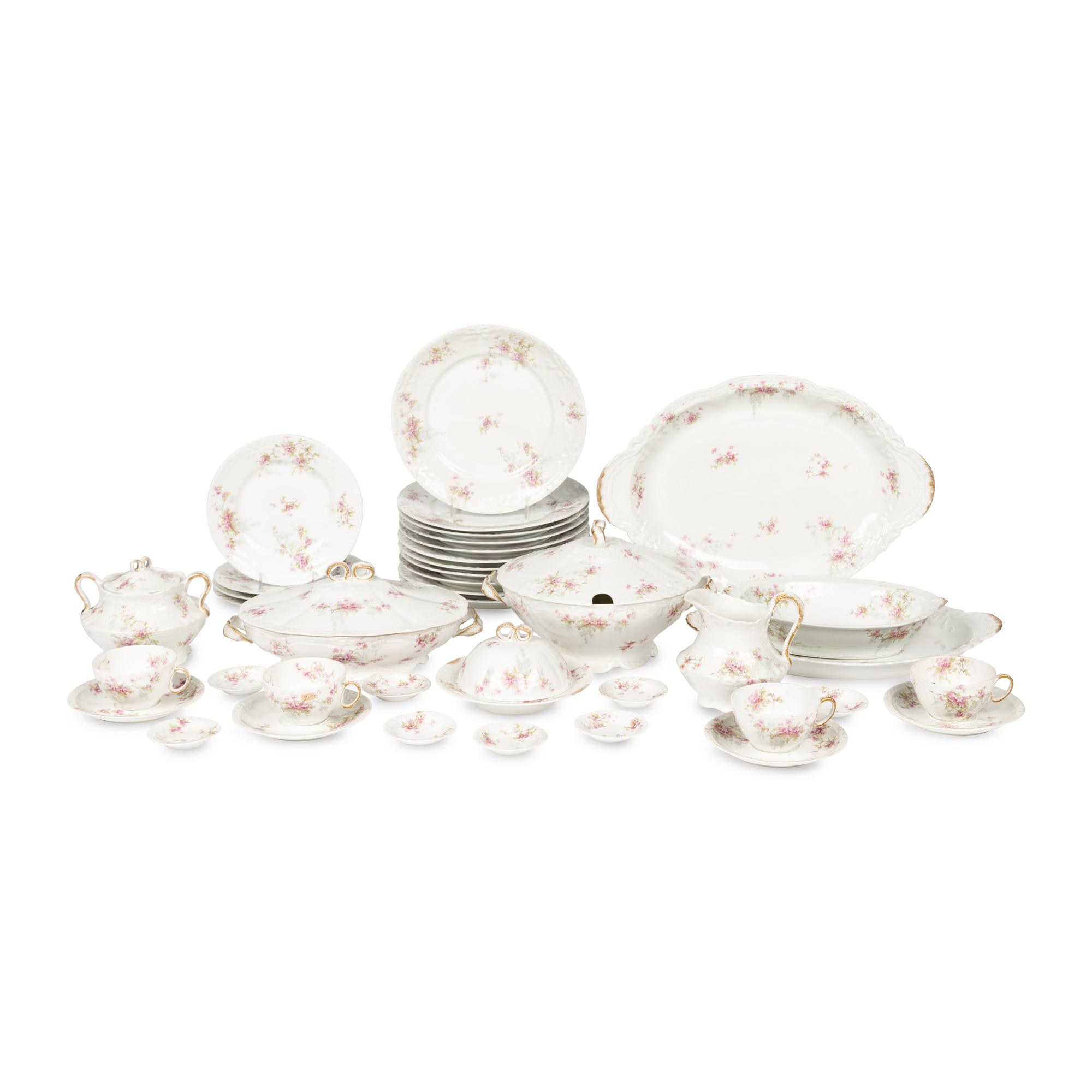 A Havilland-Limoges Porcelain Dinner Service