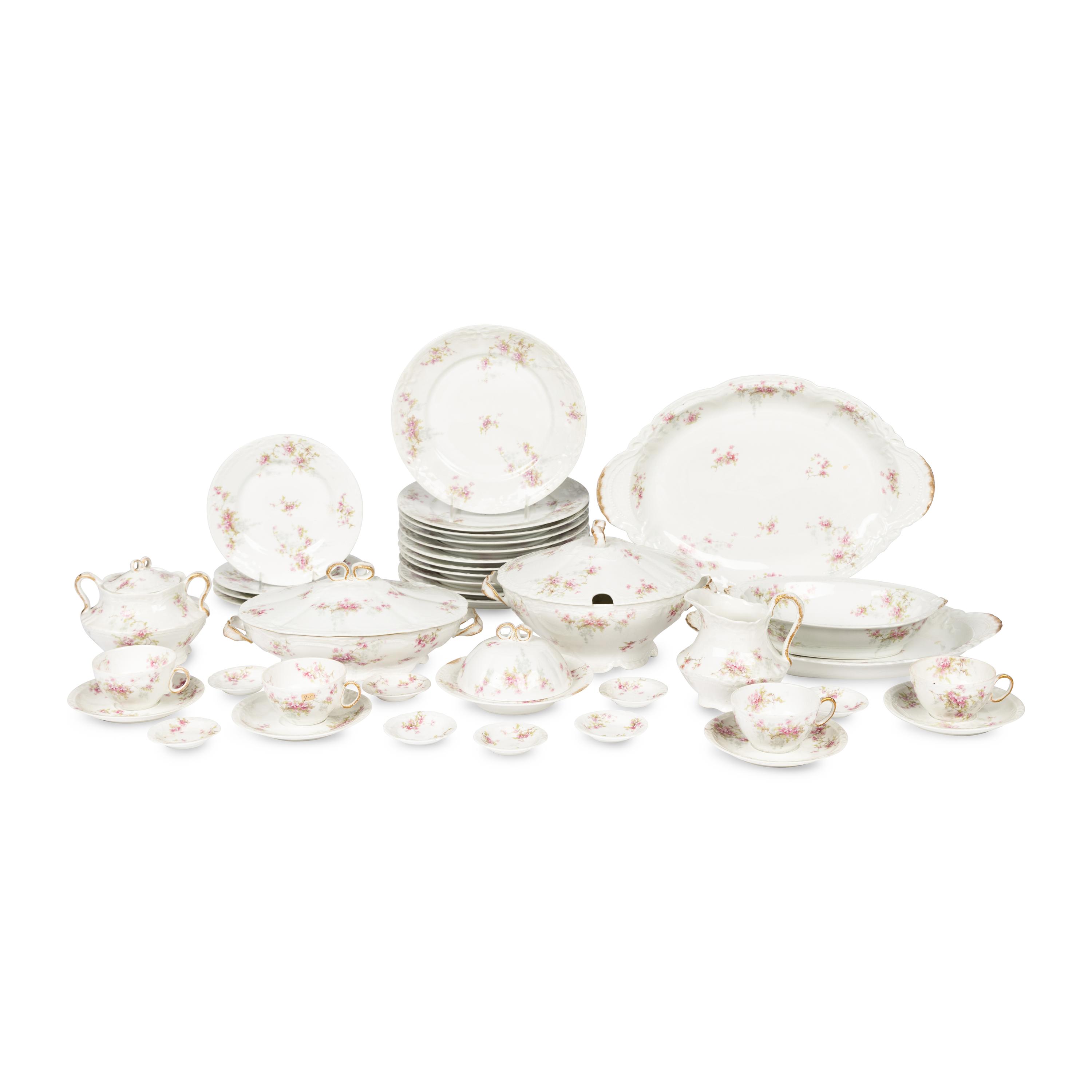 A Havilland-Limoges Porcelain Dinner Service