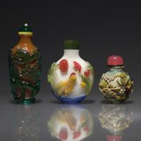 Three Chinese Carved Glass Overlay Snuff Bottles, Late 18th Century to 19th/20th Century — 清中期-民國 套料鼻煙壺三支
