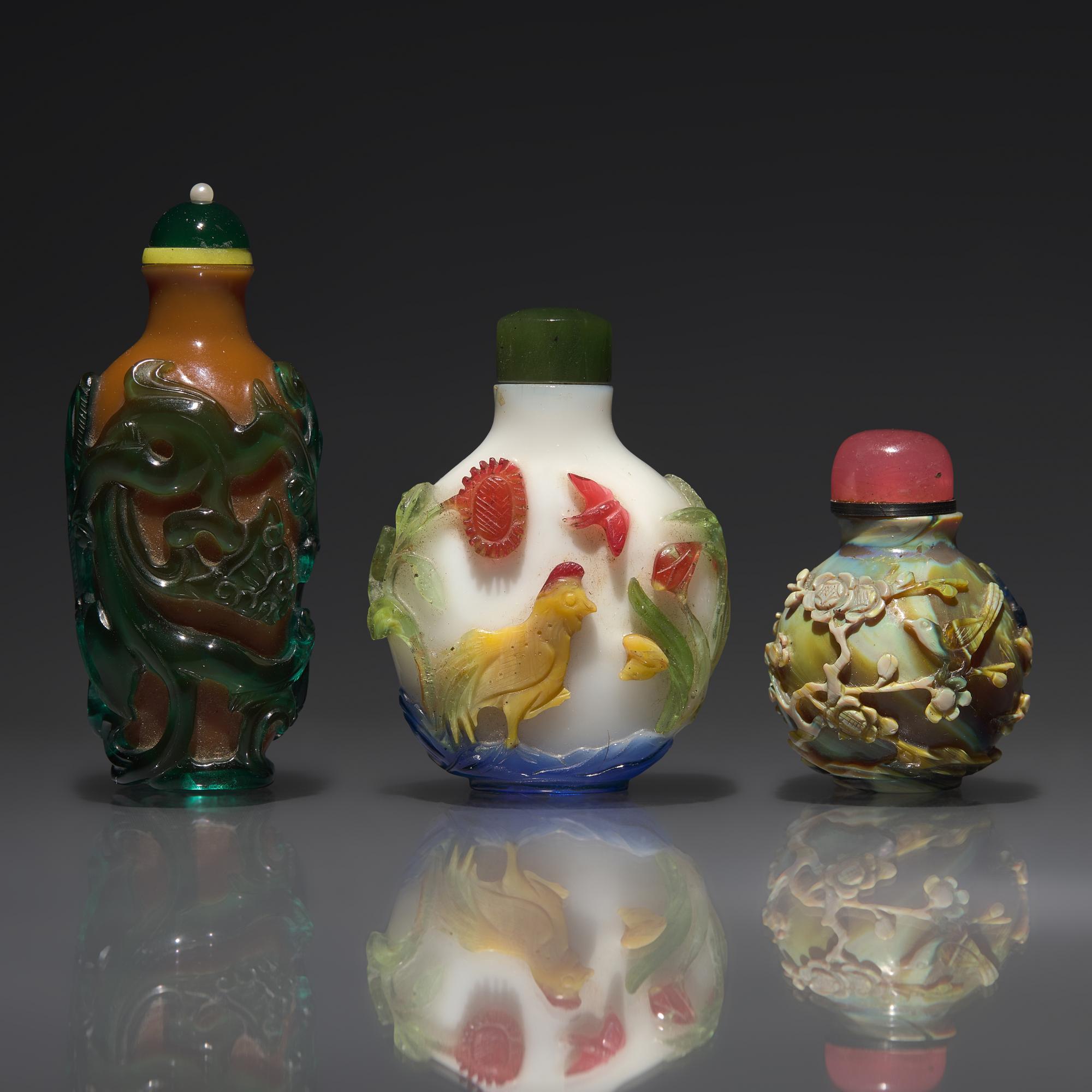 Three Chinese Carved Glass Overlay Snuff Bottles, Late 18th Century to 19th/20th Century — 清中期-民國 套料鼻煙壺三支