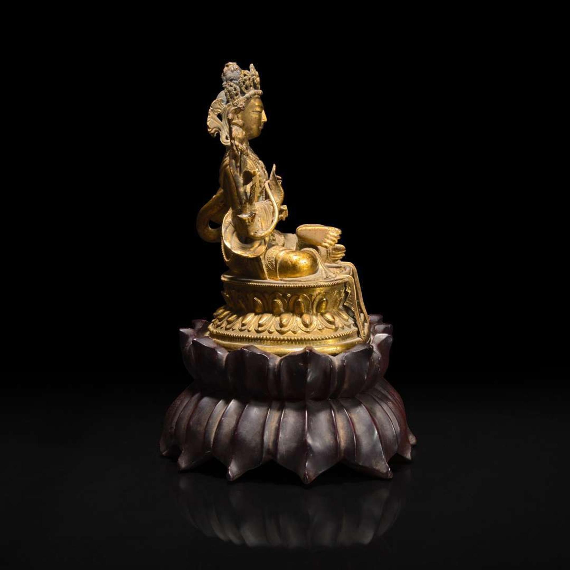 A small Sino-Tibetan gilt-bronze figure of a bodhisattva 中原或西藏地区铜鎏金佛造像 18th century ????