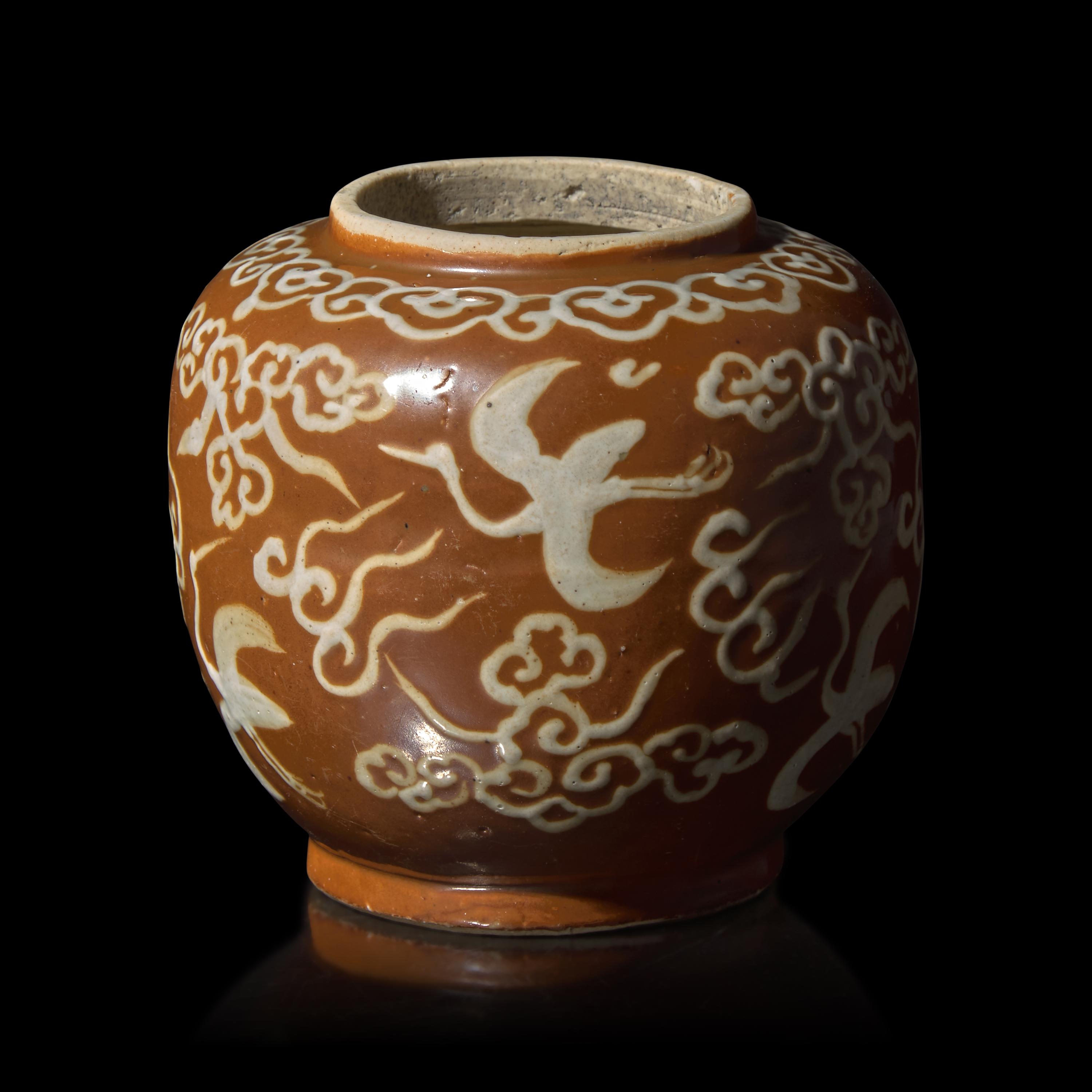 A Chinese White Slip Decorated Persimmon Ground Porcelain Jar, Ming Dynasty, Jiajing/Wanli Period — 明嘉靖/萬曆 紫金釉云鹤纹罐
