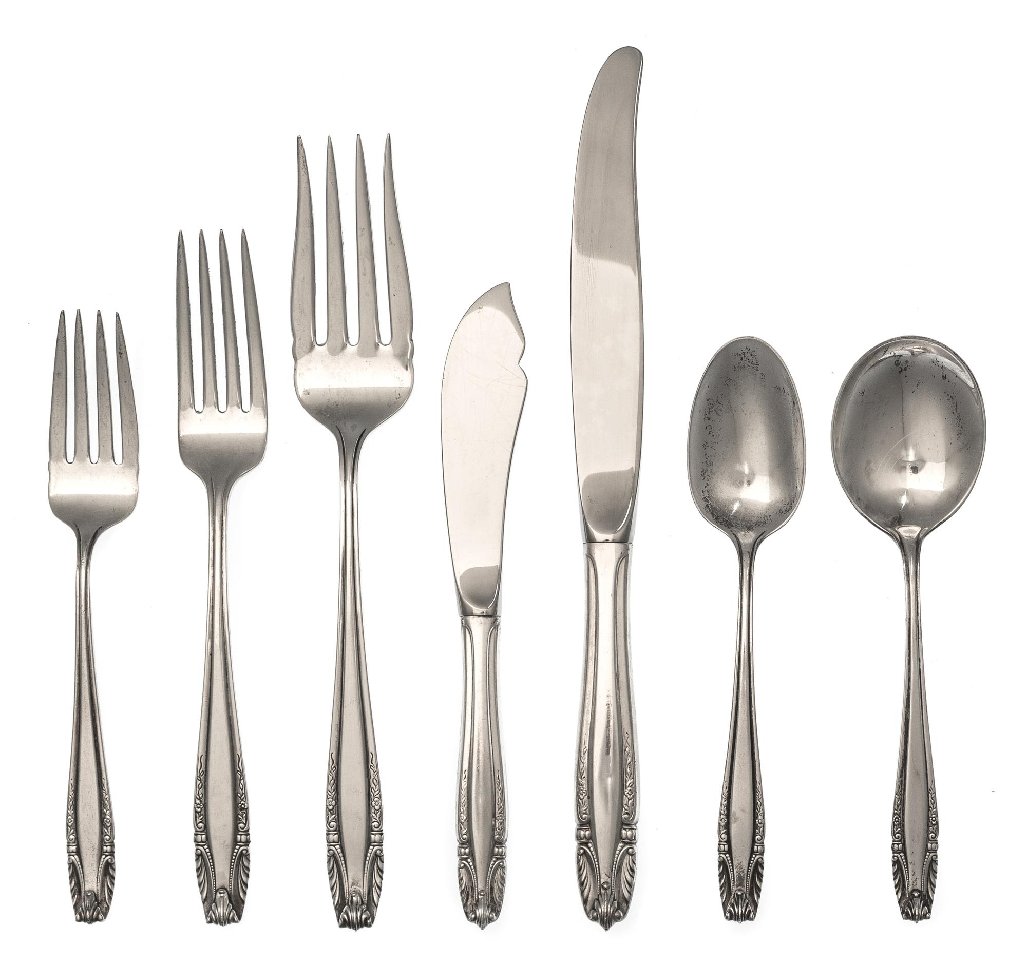 An American Silver Partial Flatware Service, R. Wallace & Sons Mfg. Co., Wallingford, CT, Stradivari pattern, comprising: 5 dinner kniv