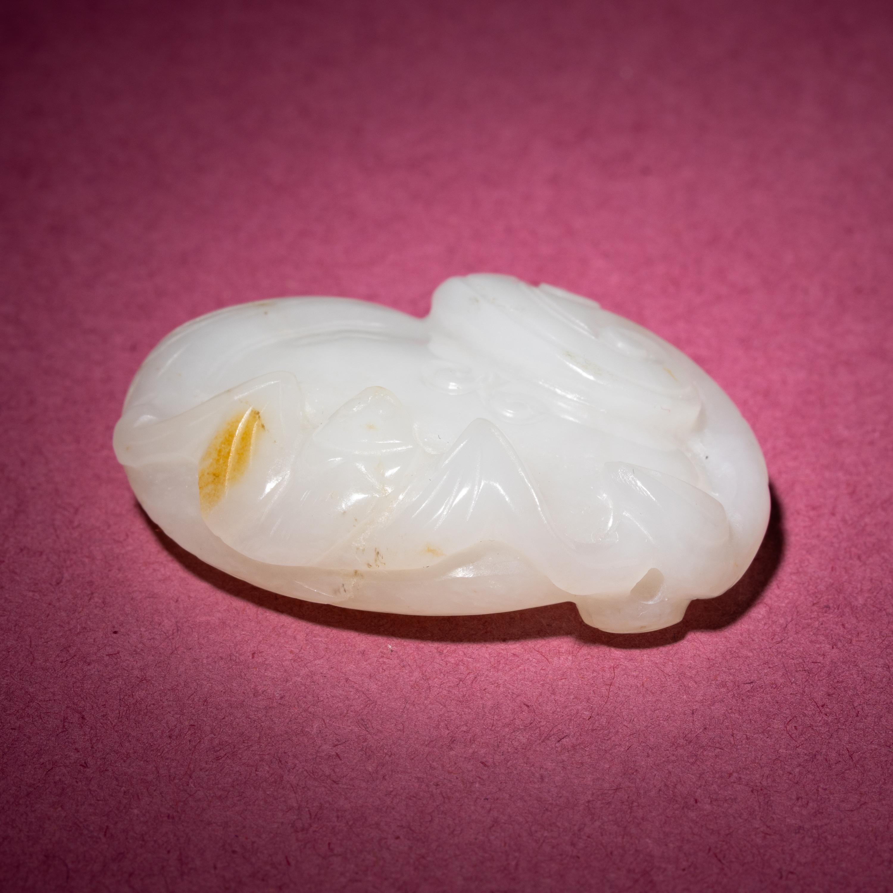 A Small Chinese Russet and Jade 'Bat and Lingzhi' Carving, 18th/19th Century — 清中期 白玉留皮靈芝福壽佩