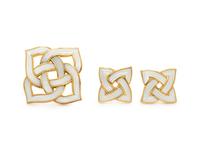 ANGELA CUMMINGS, MOTHER-OF-PEARL AND YELLOW GOLD CELTIC KNOT BROOCH AND EARRINGS