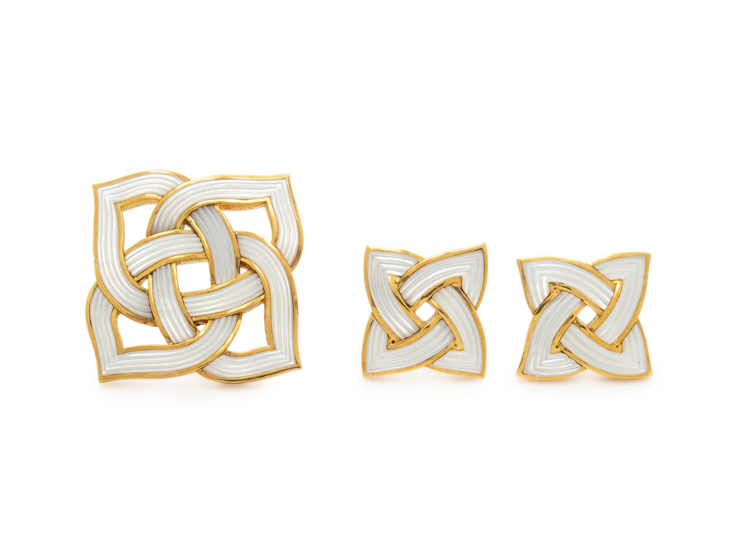 ANGELA CUMMINGS, MOTHER-OF-PEARL AND YELLOW GOLD CELTIC KNOT BROOCH AND EARRINGS