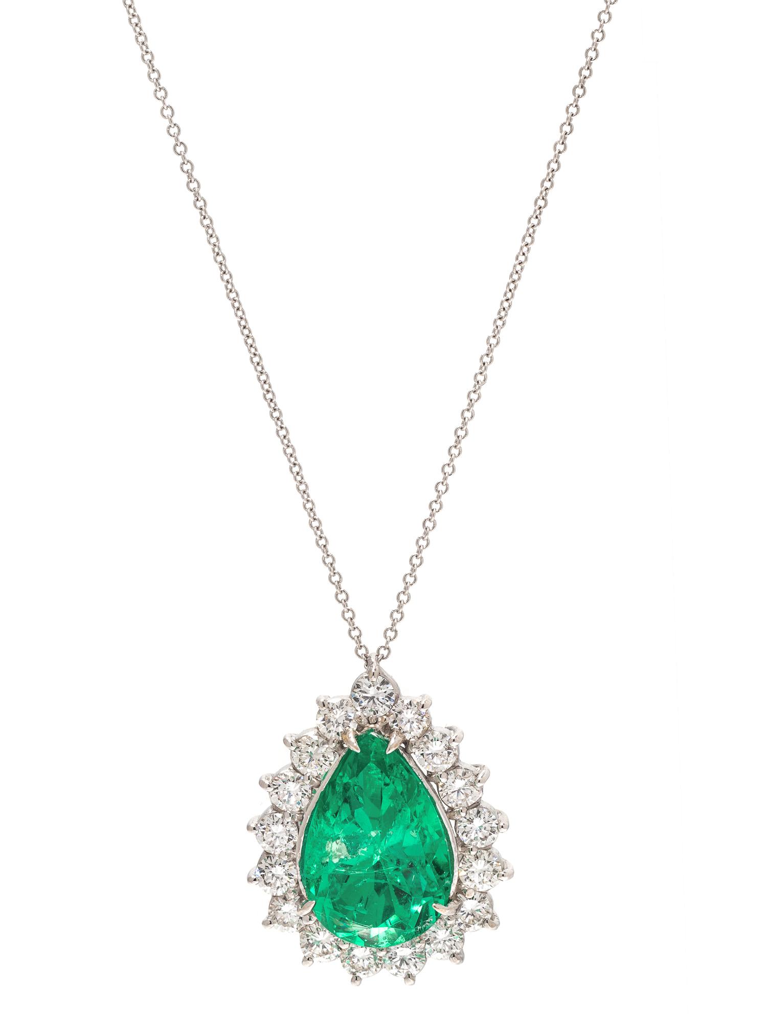 EMERALD AND DIAMOND PENDANT/NECKLACE