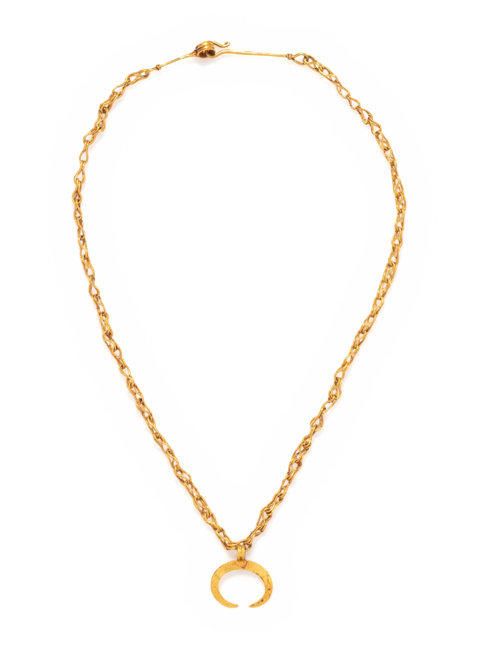 A Roman Gold Neckalce with a Lunula Pendant