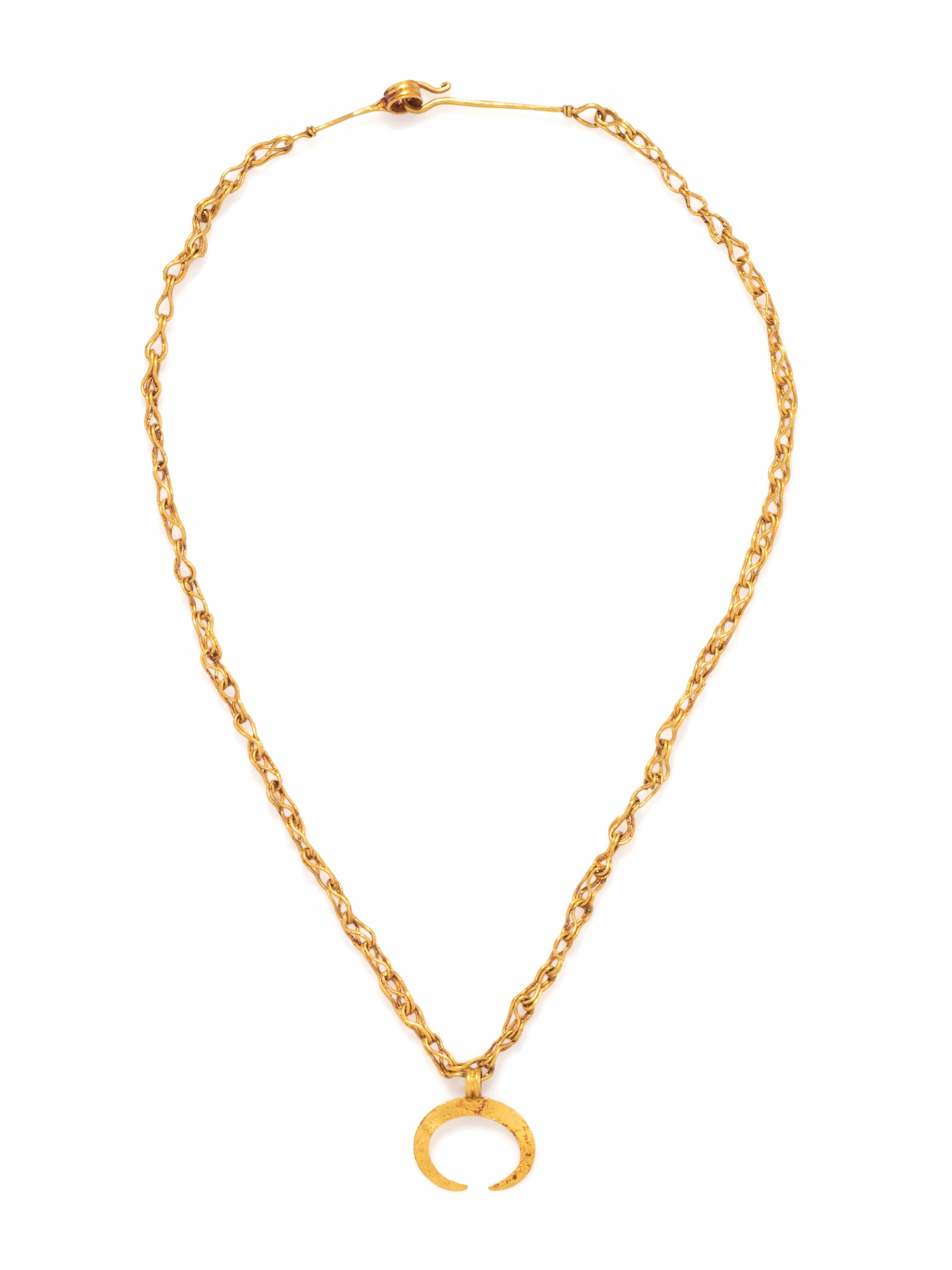 A Roman Gold Neckalce with a Lunula Pendant