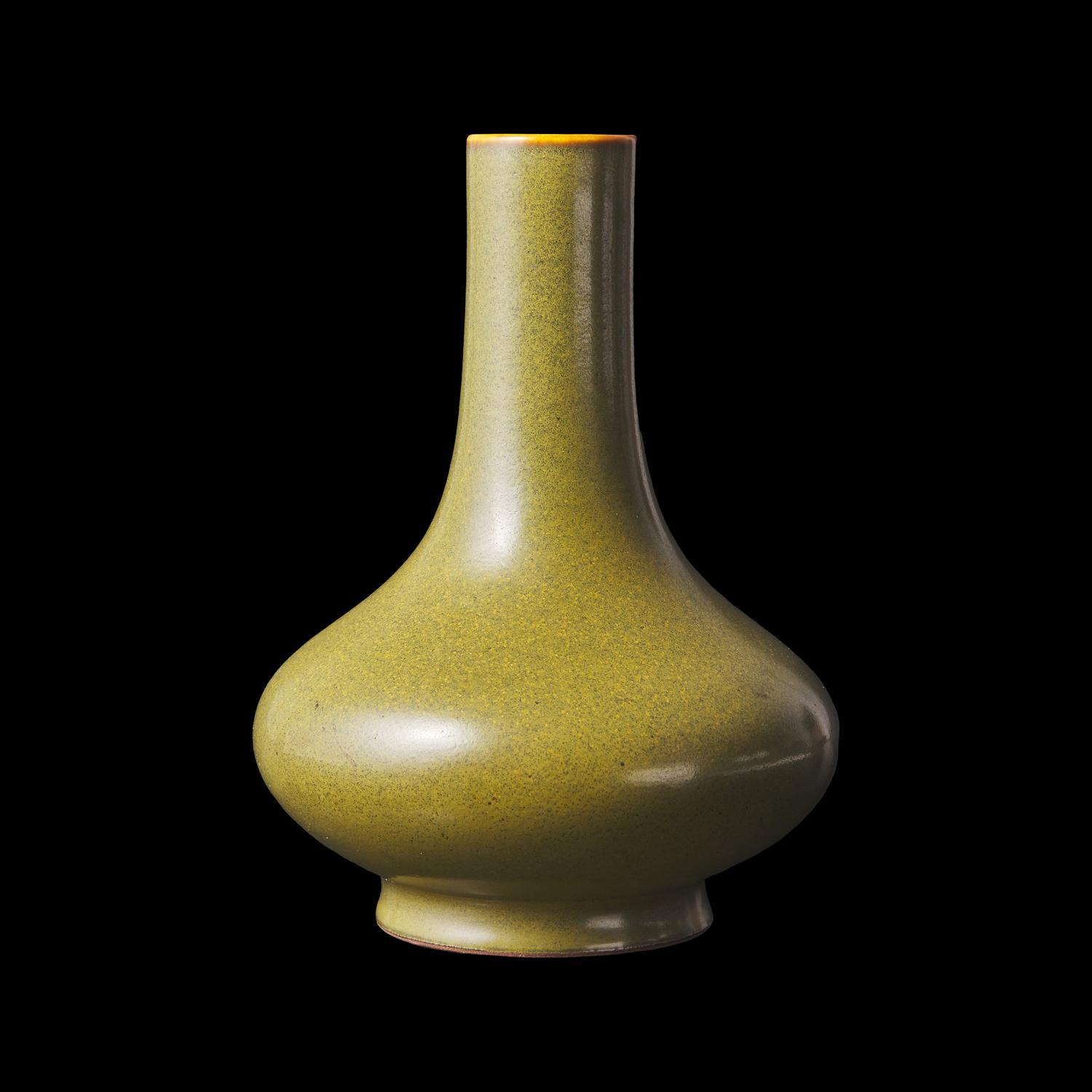 A Chinese Tea Dust Glazed Vase, Qianlong Mark and Period 清乾隆 茶葉末釉賞瓶