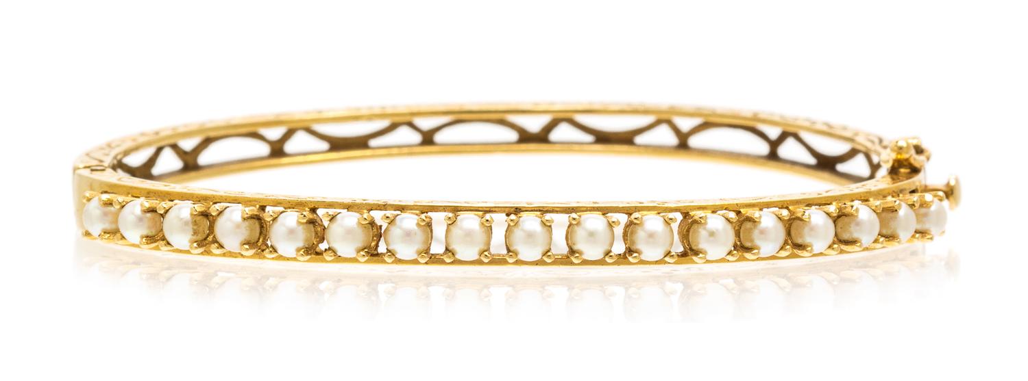 A 14 Karat Yellow Gold and Cultured Pearl Bracelet, 8.20 dwts.