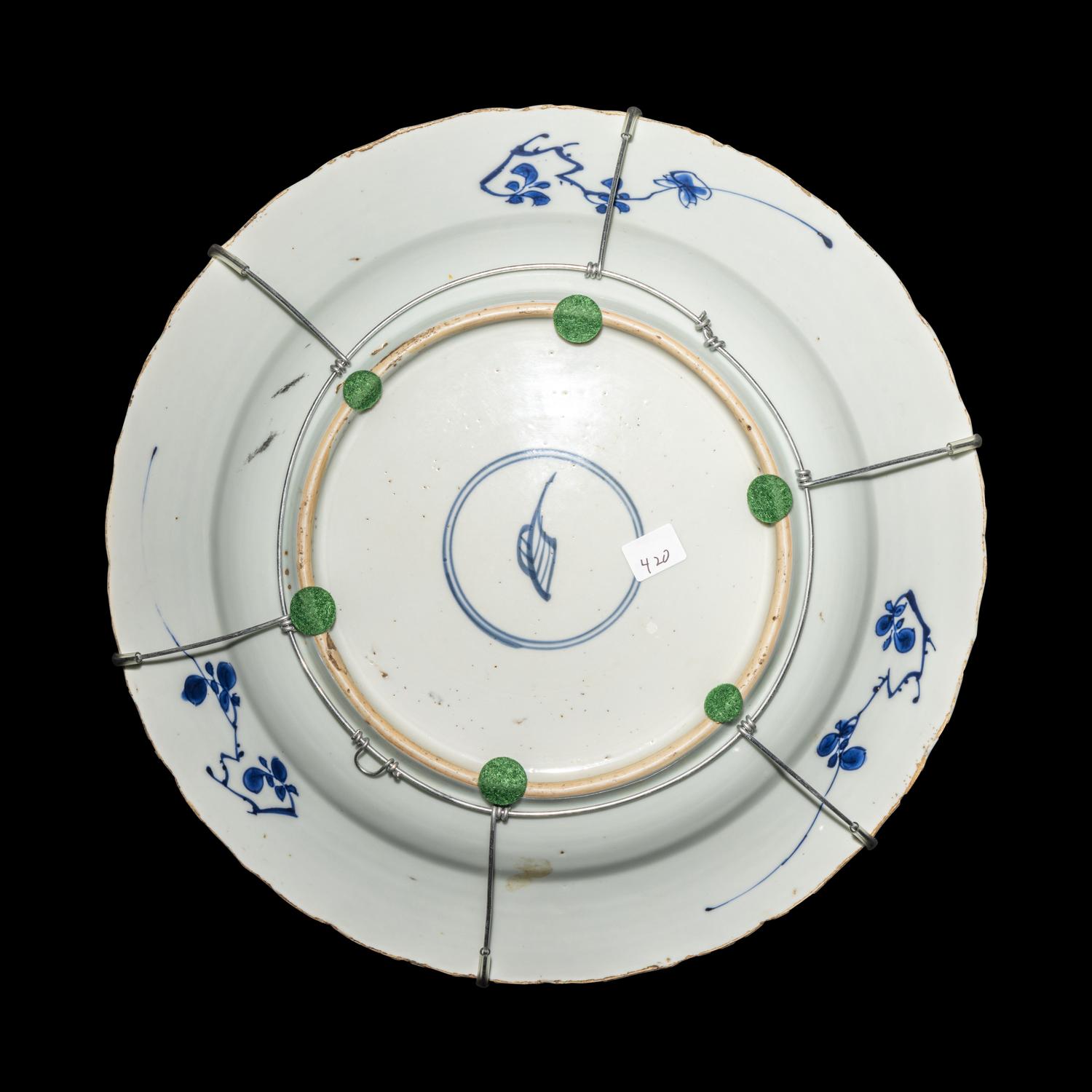 A Chinese Export Blue and White 'Peony' Porcelain Charger, Kangxi Period 清康熙 外銷青花纏枝牡丹紋大盤