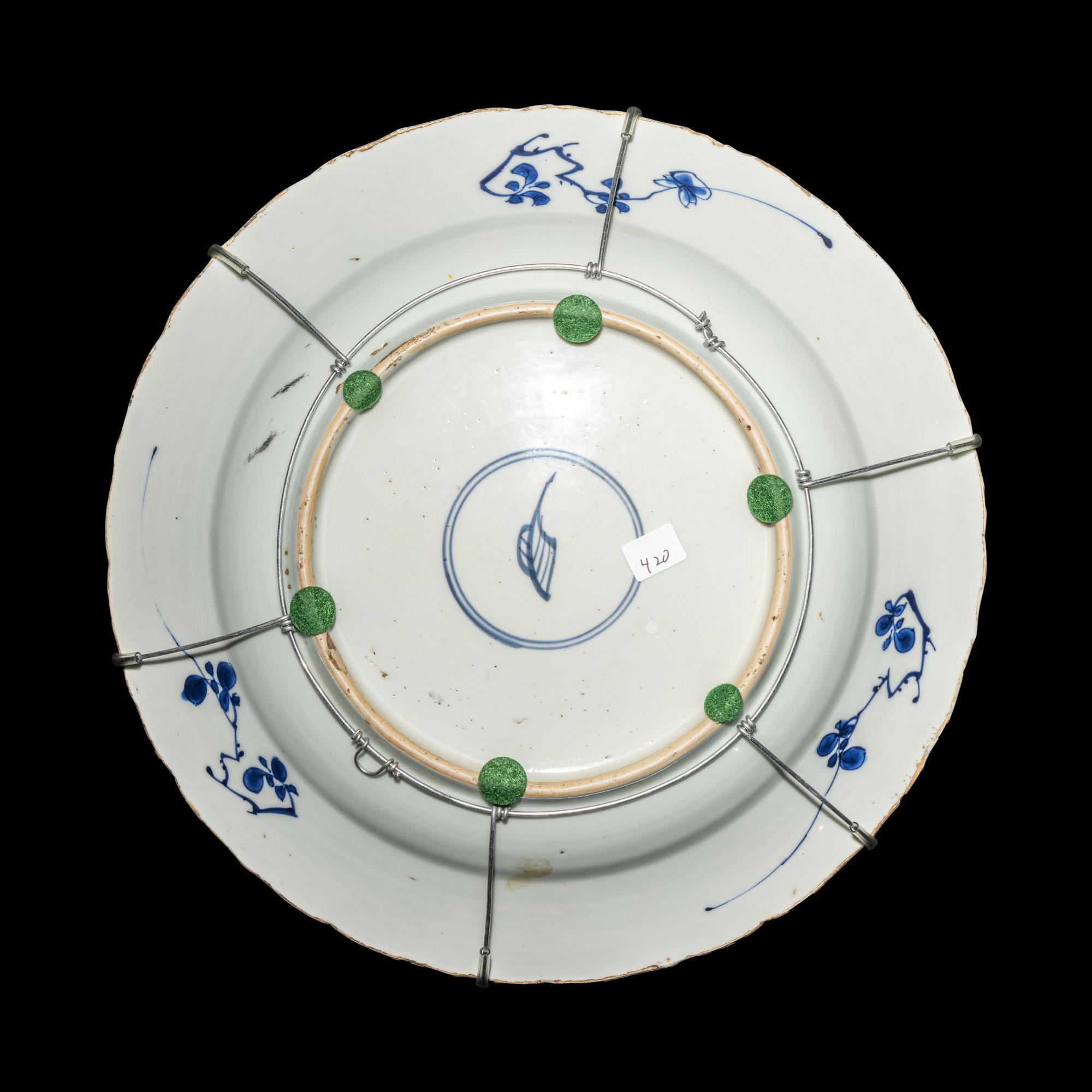 A Chinese Export Blue and White 'Peony' Porcelain Charger, Kangxi Period 清康熙 外銷青花纏枝牡丹紋大盤