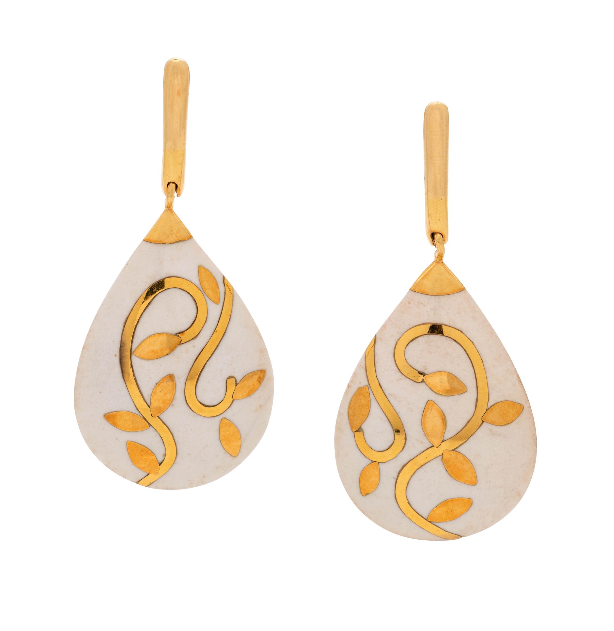SYDNEY GARBER, YELLOW GOLD AND WHITE HARDSTONE EARCLIPS