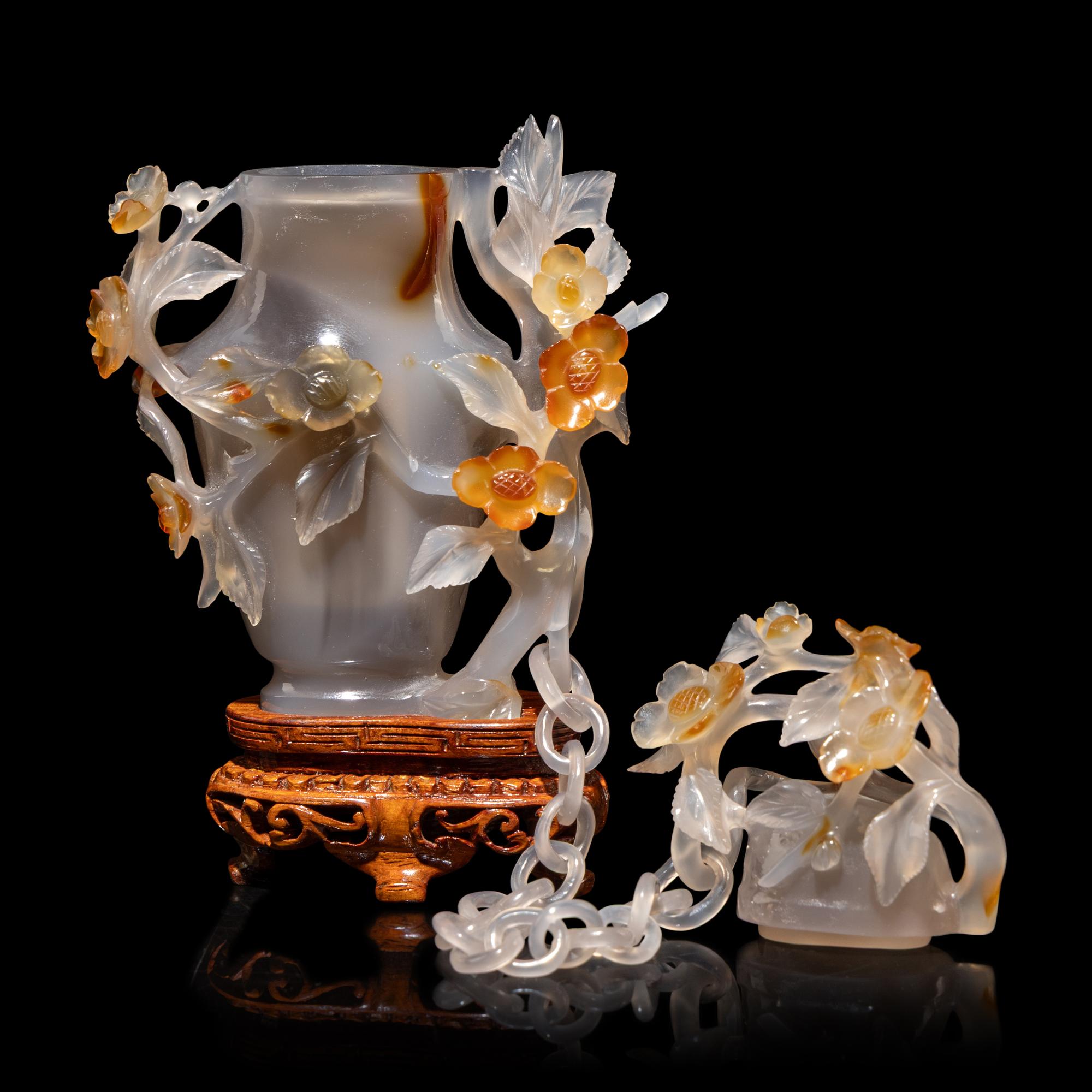 A Chinese Grey and Russet Agate Bottle Vase and Cover, 20th Century — 近代 灰瑪瑙巧雕帶鏈賞瓶