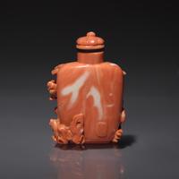 A Finely-Carved Coral Snuff Bottle, Guangxu Period — 清光緒 珊瑚雕松鶴圖鼻煙壺