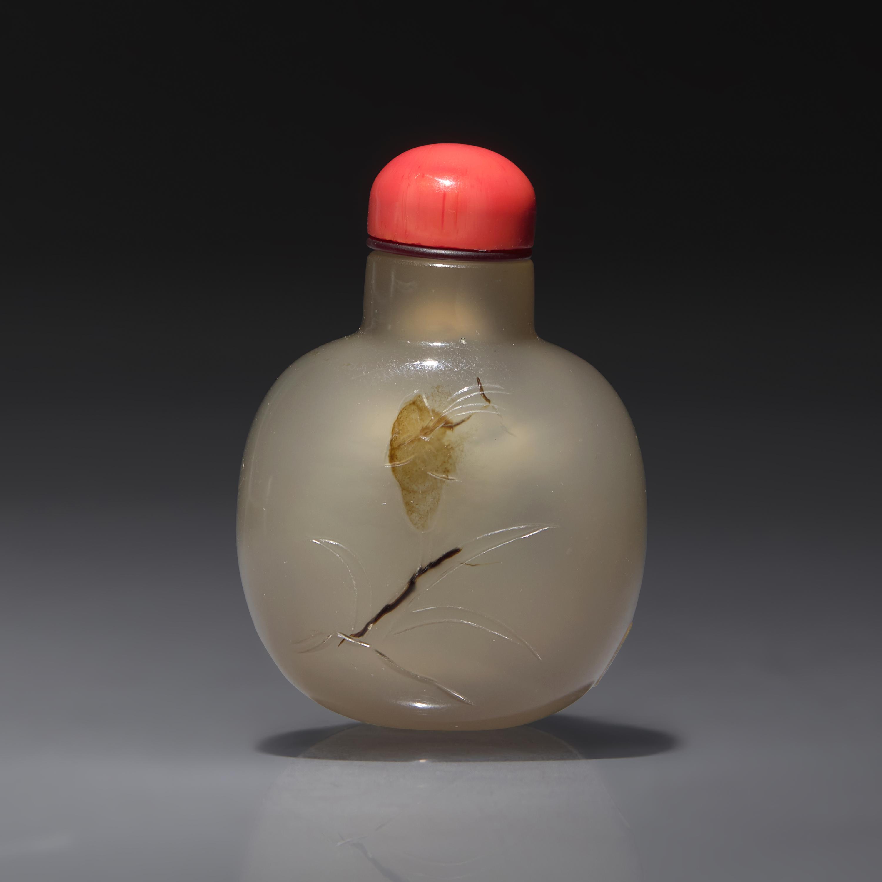 A Small Chinese Carved Shadow Agate Snuff Bottle, Qing Dynasty, Circa 1750-1860 — 1750–1860年 瑪瑙巧雕花貓圖小鼻煙壺