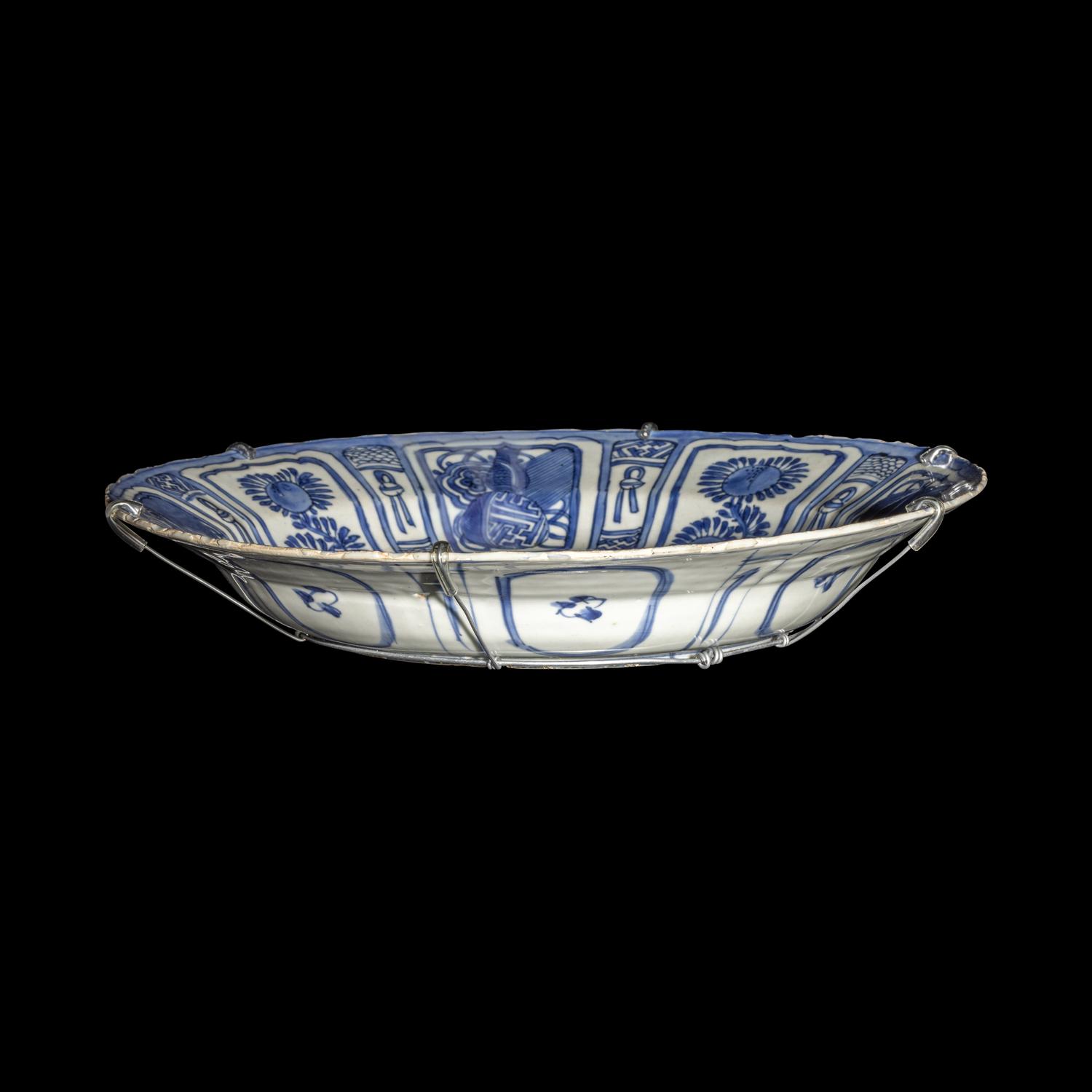 A Chinese Export Blue and White 'Kraak' Porcelain Charger, Ming Dynasty 明 青花外銷花籃圖克拉克式大盤