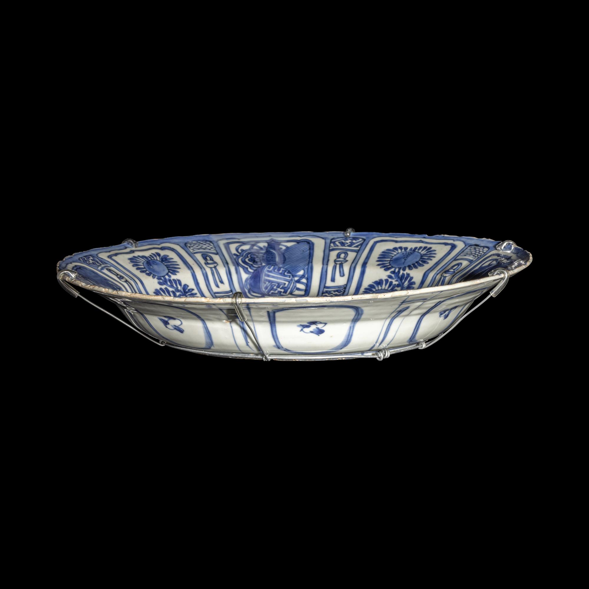 A Chinese Export Blue and White 'Kraak' Porcelain Charger, Ming Dynasty 明 青花外銷花籃圖克拉克式大盤