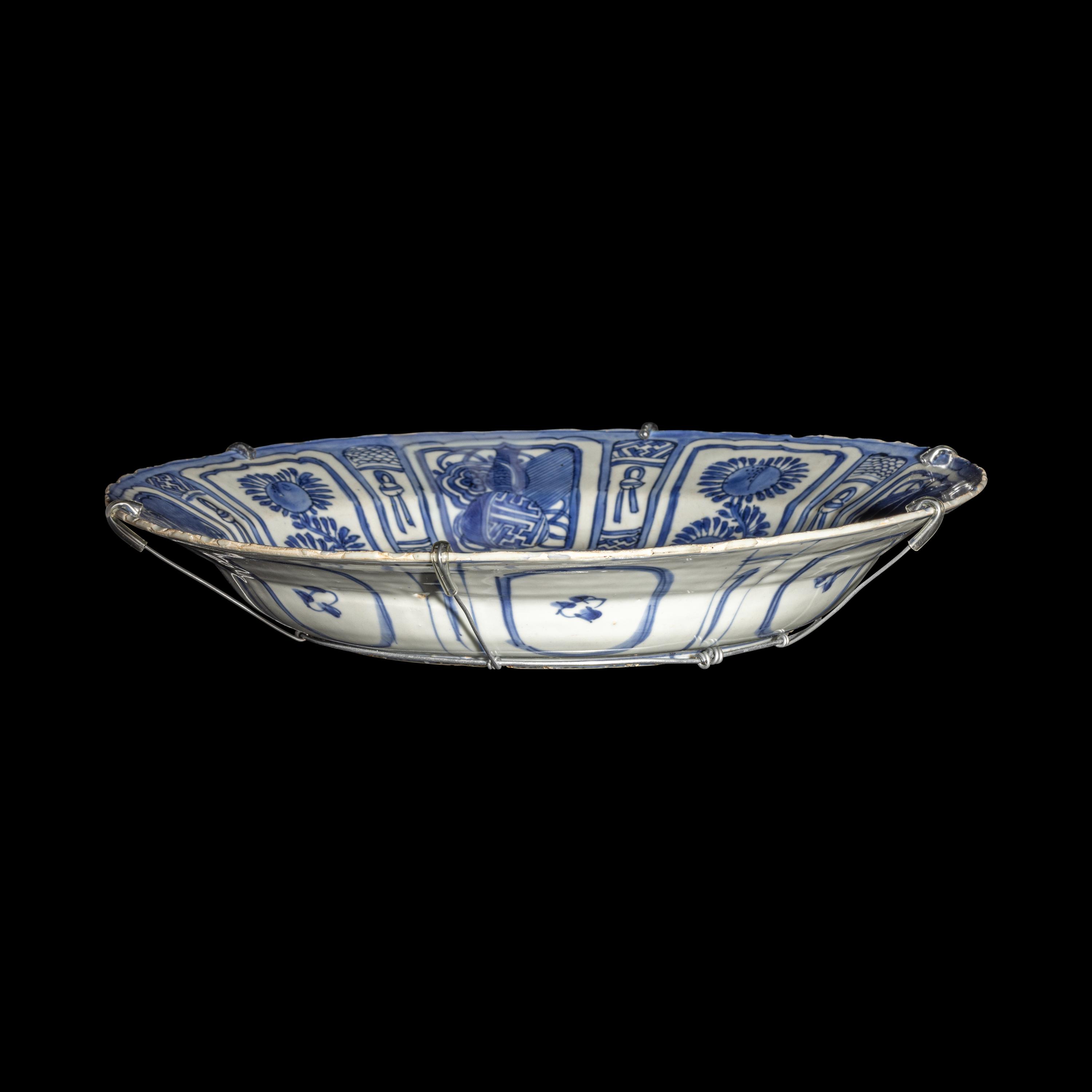 A Chinese Export Blue and White 'Kraak' Porcelain Charger, Ming Dynasty 明 青花外銷花籃圖克拉克式大盤