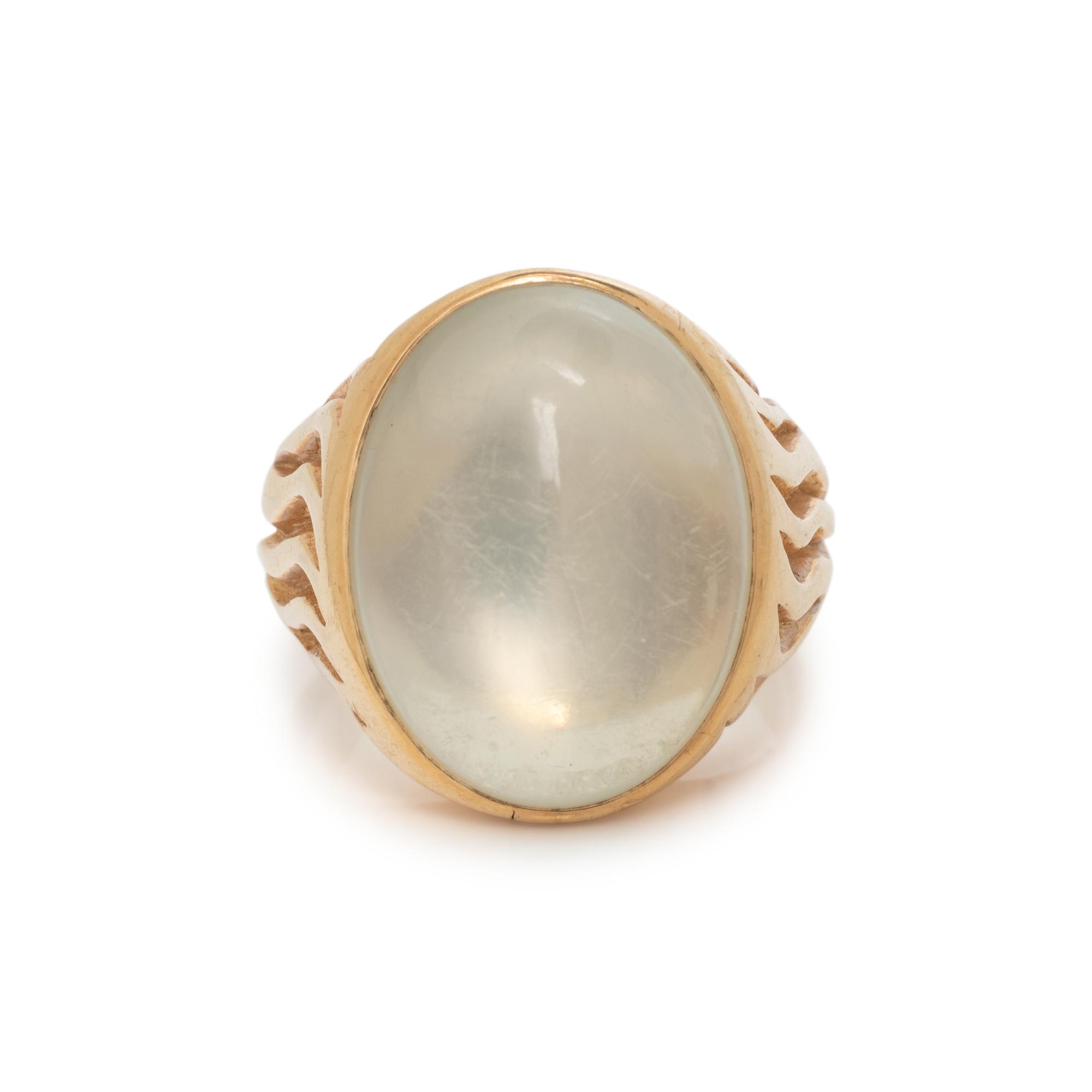 YELLOW GOLD AND MOONSTONE RING