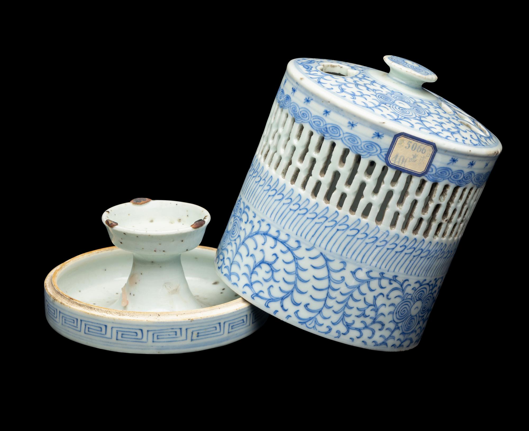 A Chinese Blue and White Reticulated Porcelain Oil Lamp and Cover
