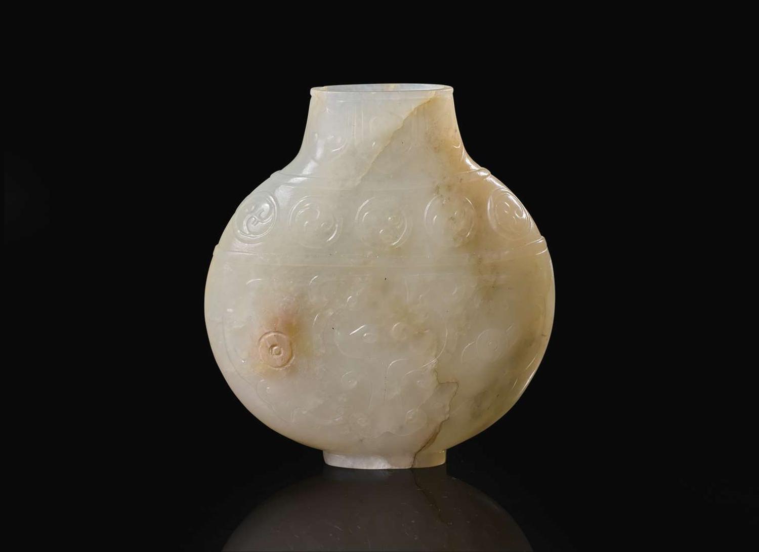 A Chinese archaistic carved greyish-white jade small vase, 18th/early 19th century 灰白玉小瓶 十八或十九世紀初