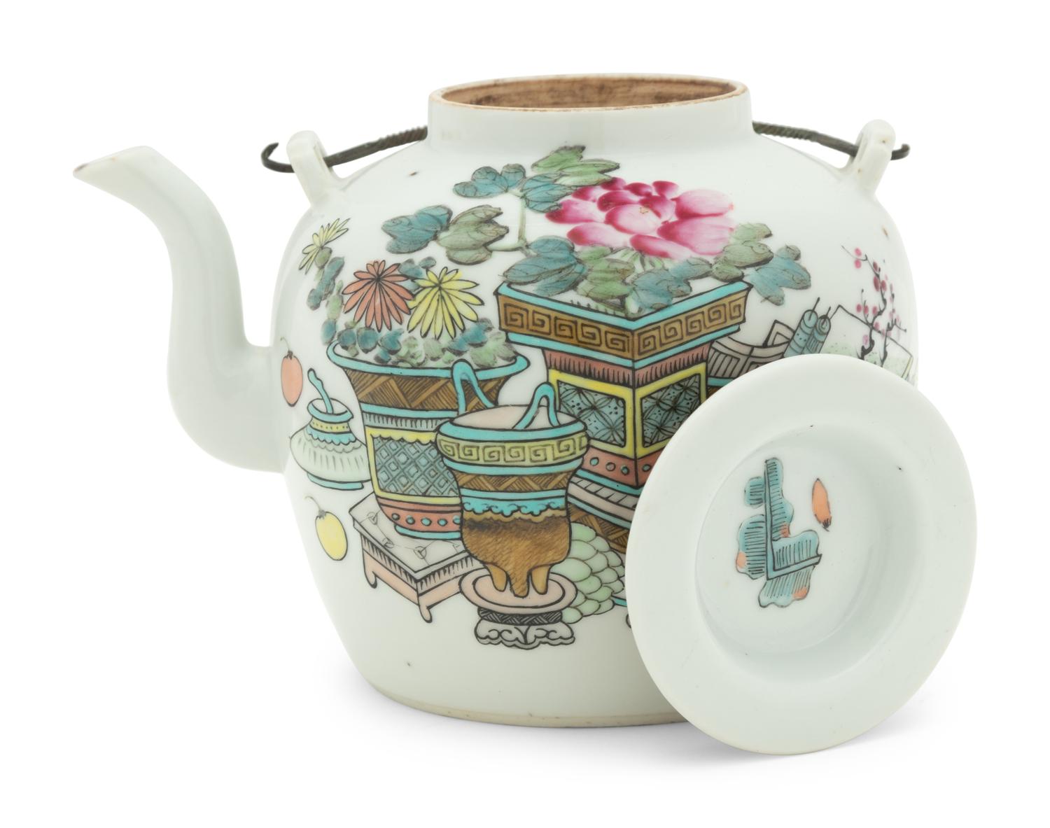 A Chinese Famille Rose Porcelain Covered Teapot