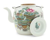 A Chinese Famille Rose Porcelain Covered Teapot
