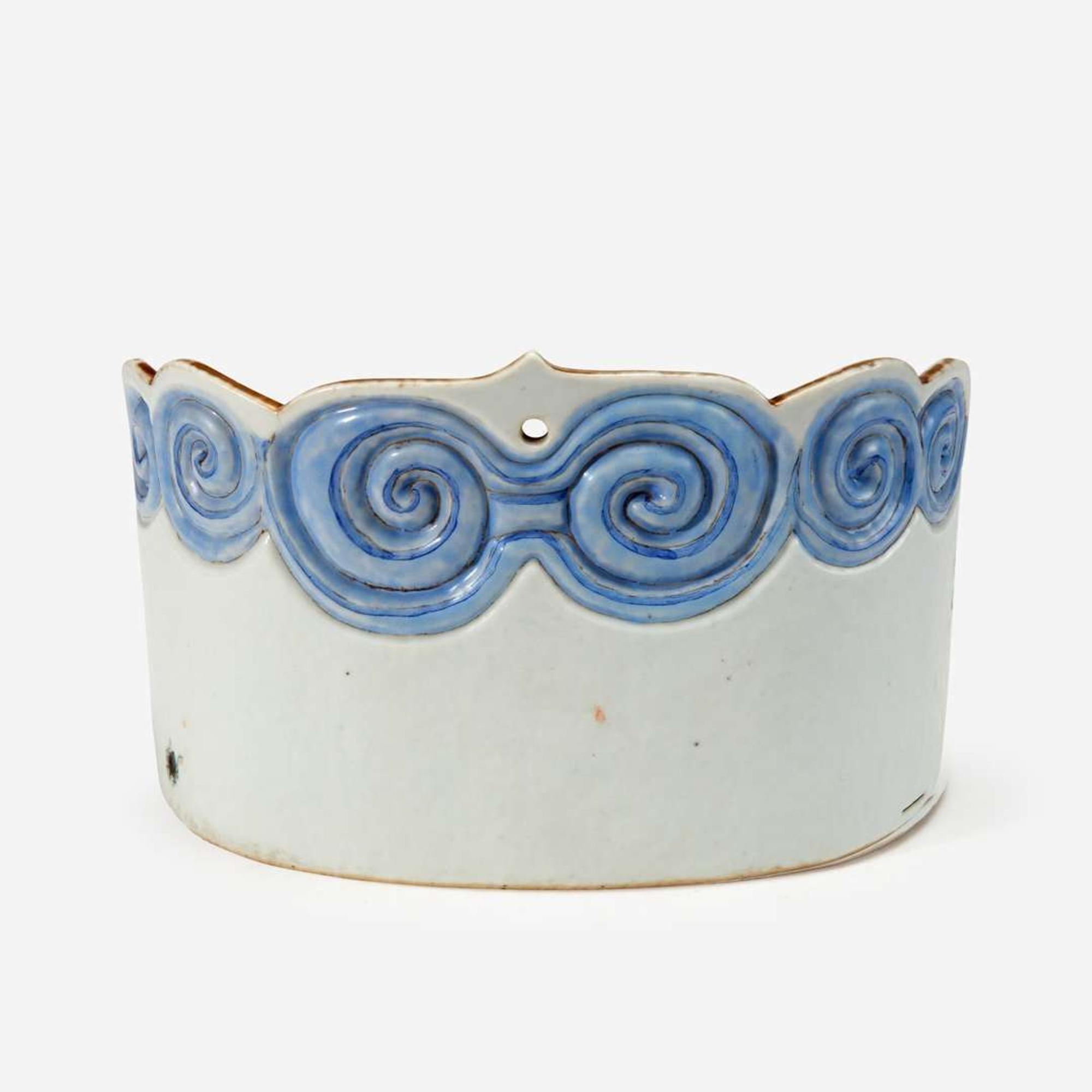 An unusual Chinese famille-rose decorated porcelain oval vessel 粉彩椭圆花盆 19th century ????