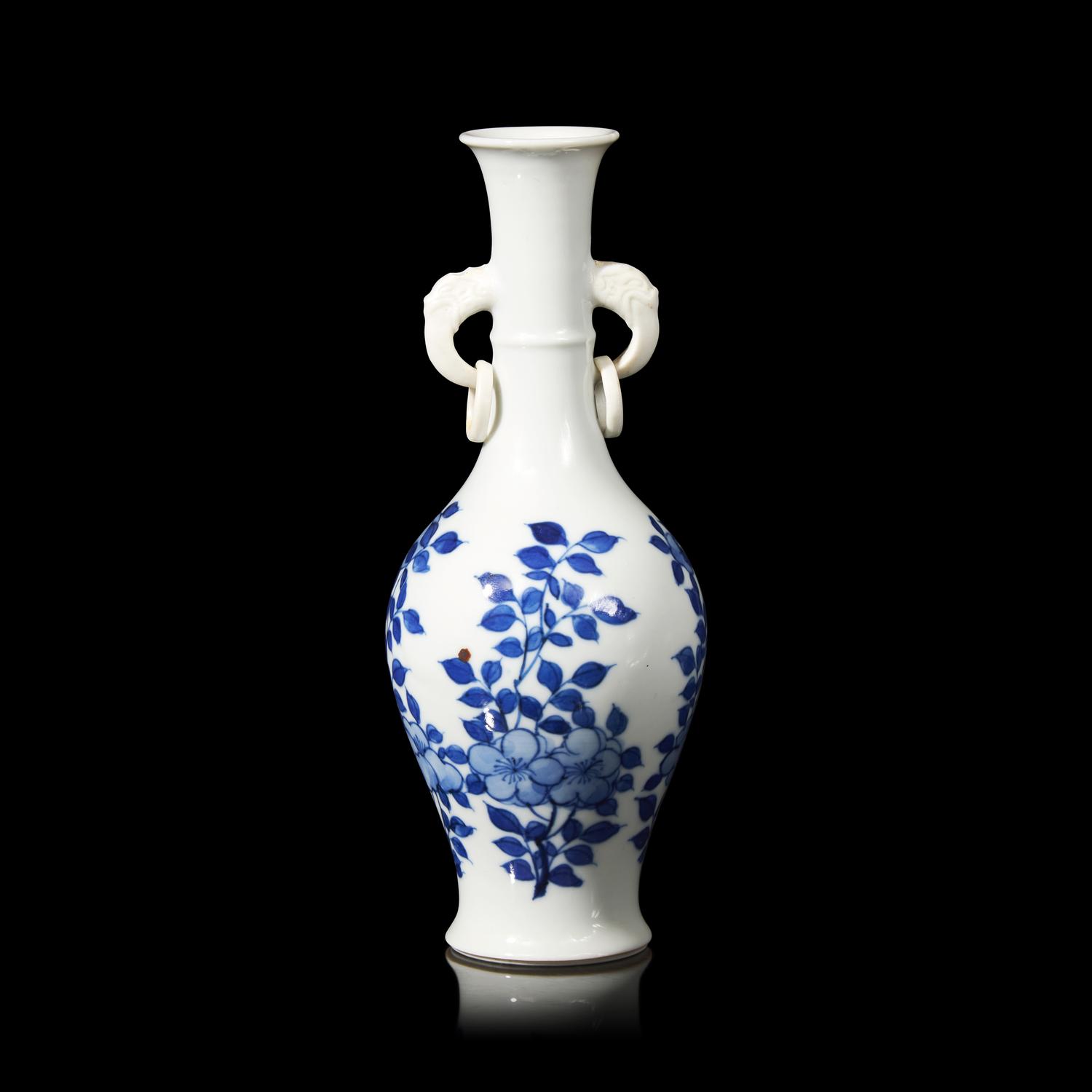 A Chinese Blue and White Porcelain Handled Vase, Kangxi Period 清康熙 青花花卉紋雙耳賞瓶
