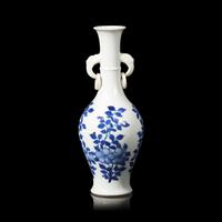 A Chinese Blue and White Porcelain Handled Vase, Kangxi Period 清康熙 青花花卉紋雙耳賞瓶
