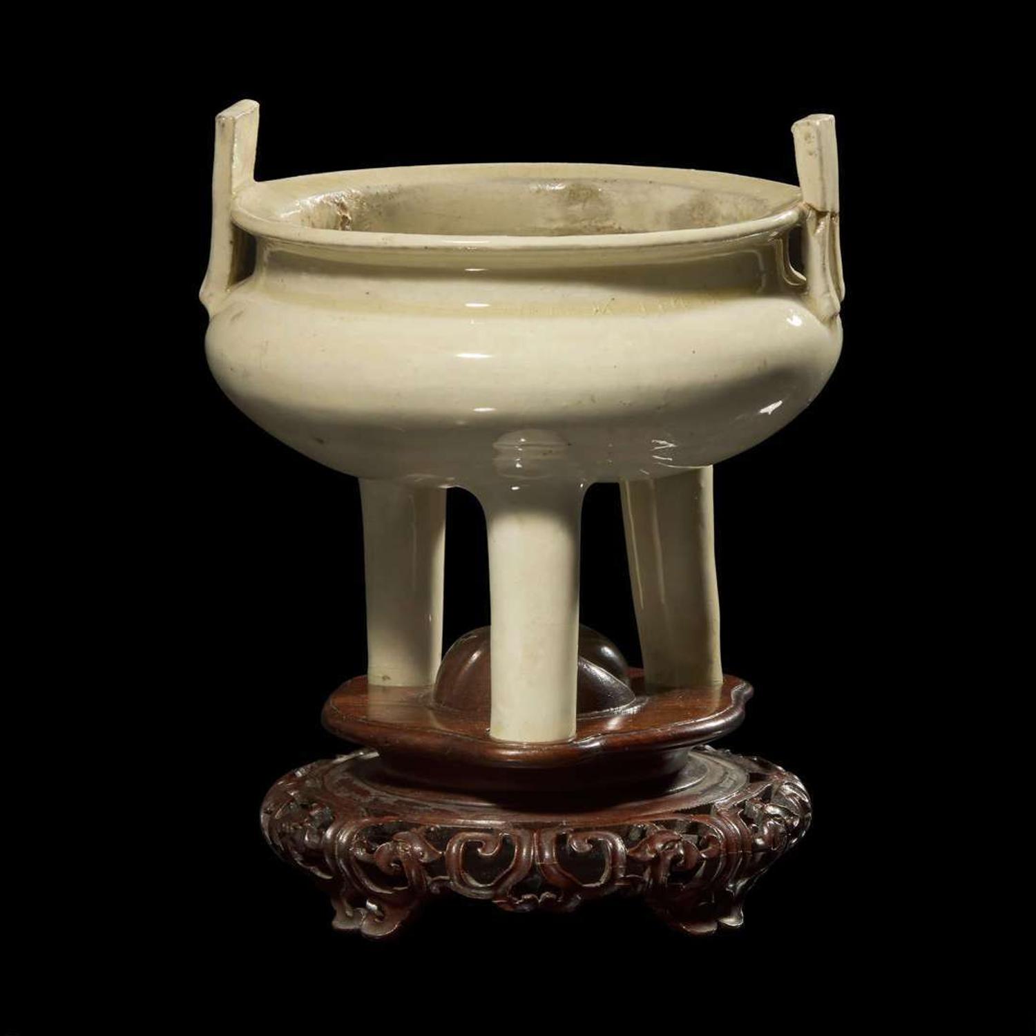 A Chinese creamy-white gazed tripod censer with finely carved wood cover and matching stand 白瓷香爐配木座 The tripod 17th/18th century ??????????