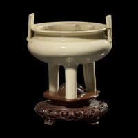 A Chinese creamy-white gazed tripod censer with finely carved wood cover and matching stand 白瓷香爐配木座 The tripod 17th/18th century ??????????