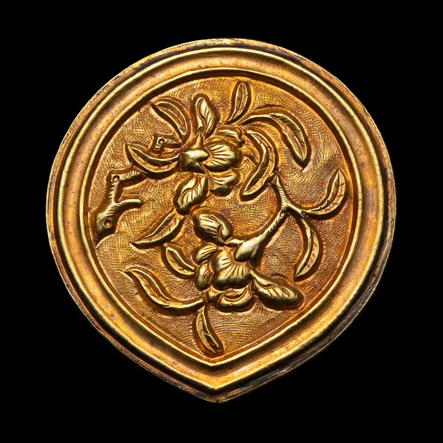 A Partial Set of Chinese Yellow Gold Belt Plaques, Ming Dynasty 明 四時花卉紋帶跨六件：三桃、兩排方、一小方（辅弼）