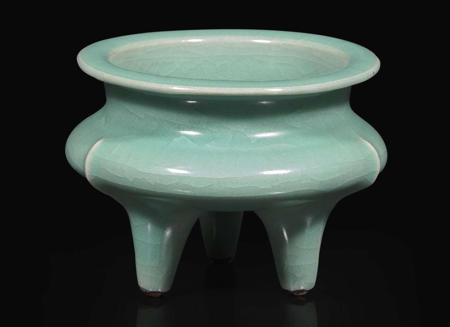 A celadon-glazed tripod censer 青瓷三足香爐