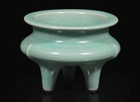 A celadon-glazed tripod censer 青瓷三足香爐