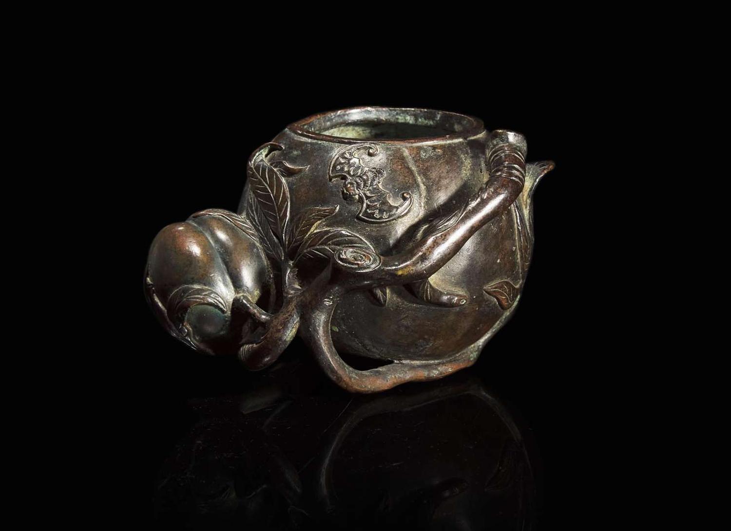 A Chinese patinated bronze peach-form coupe, Qing dynasty, 18th/19th century 銅加漆桃形水丞 清 十八至十九世紀