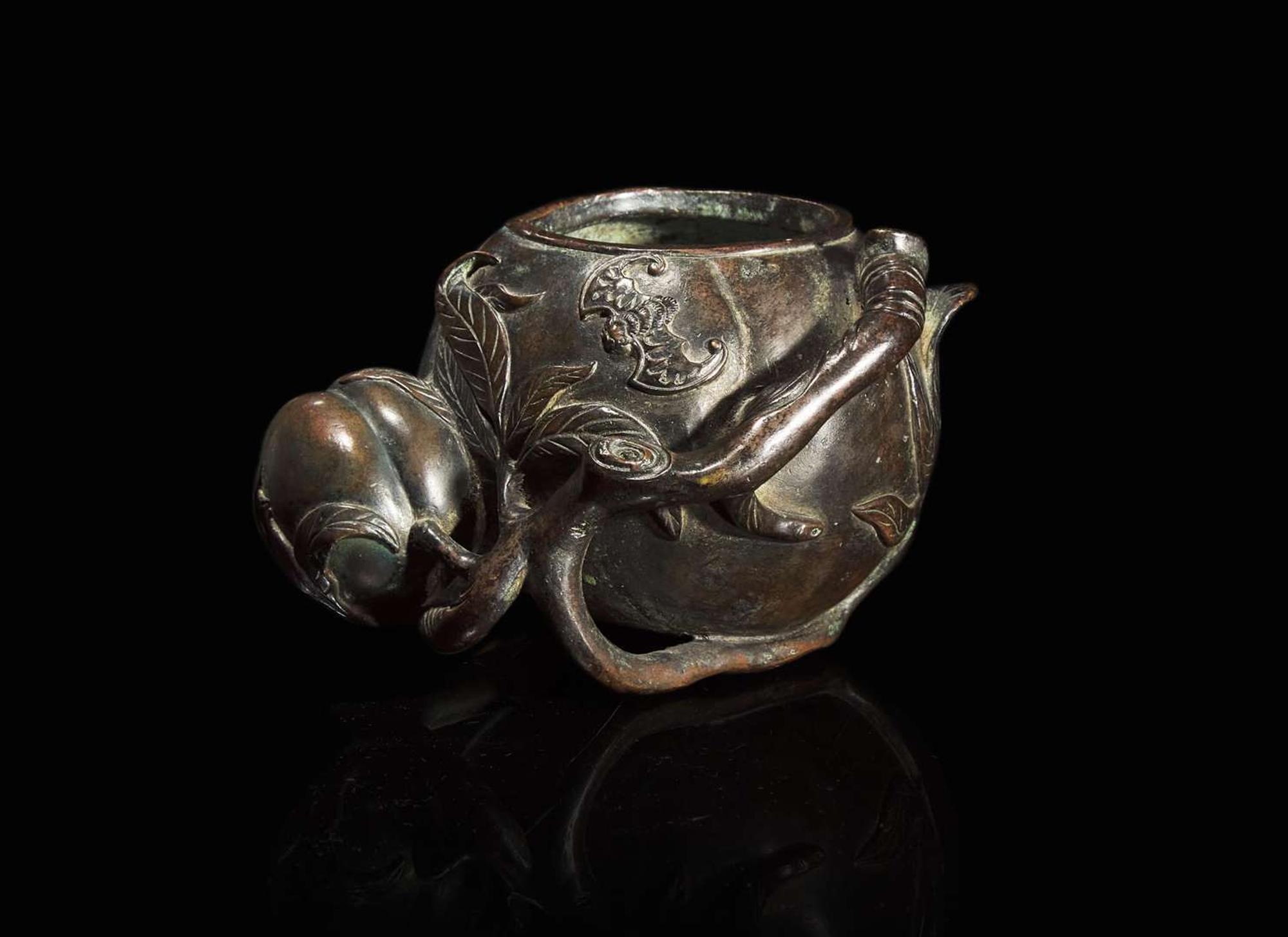 A Chinese patinated bronze peach-form coupe, Qing dynasty, 18th/19th century 銅加漆桃形水丞 清 十八至十九世紀