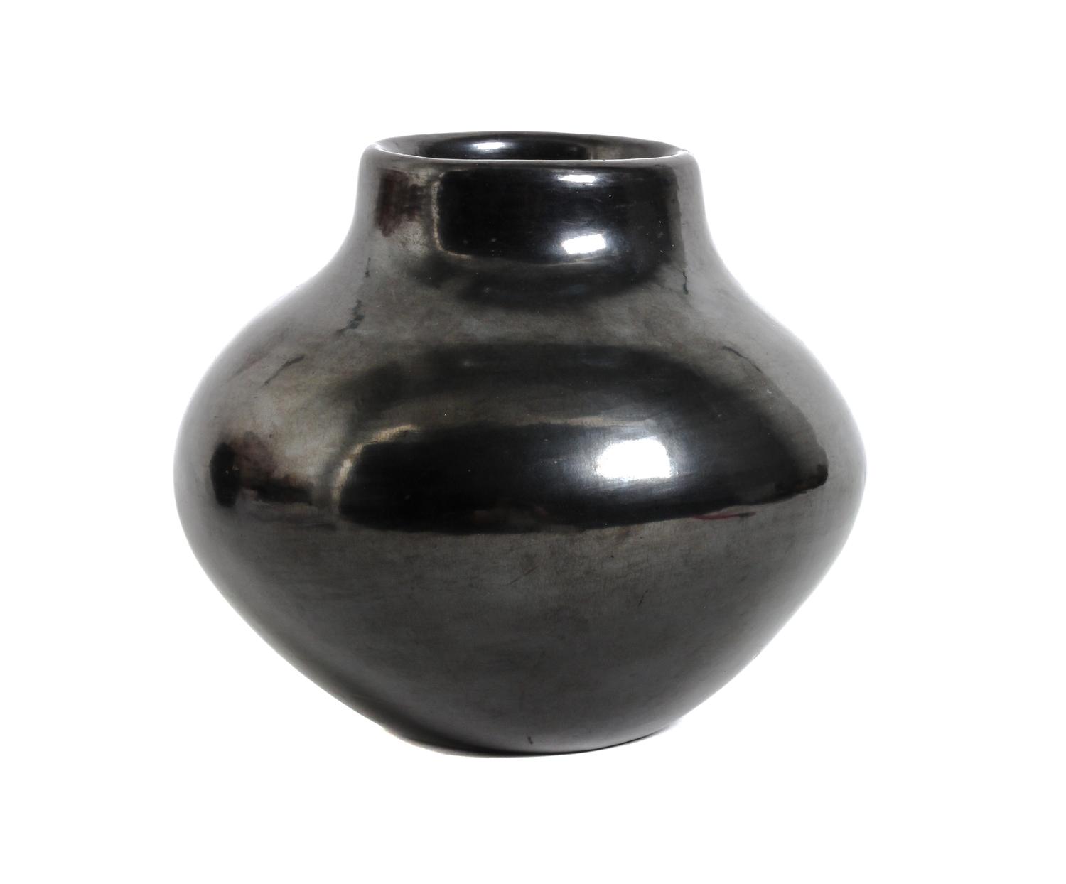 Maria Poveka Martinez (1887-1980), San Ildefonso Height 6 x diameter 7 inches.