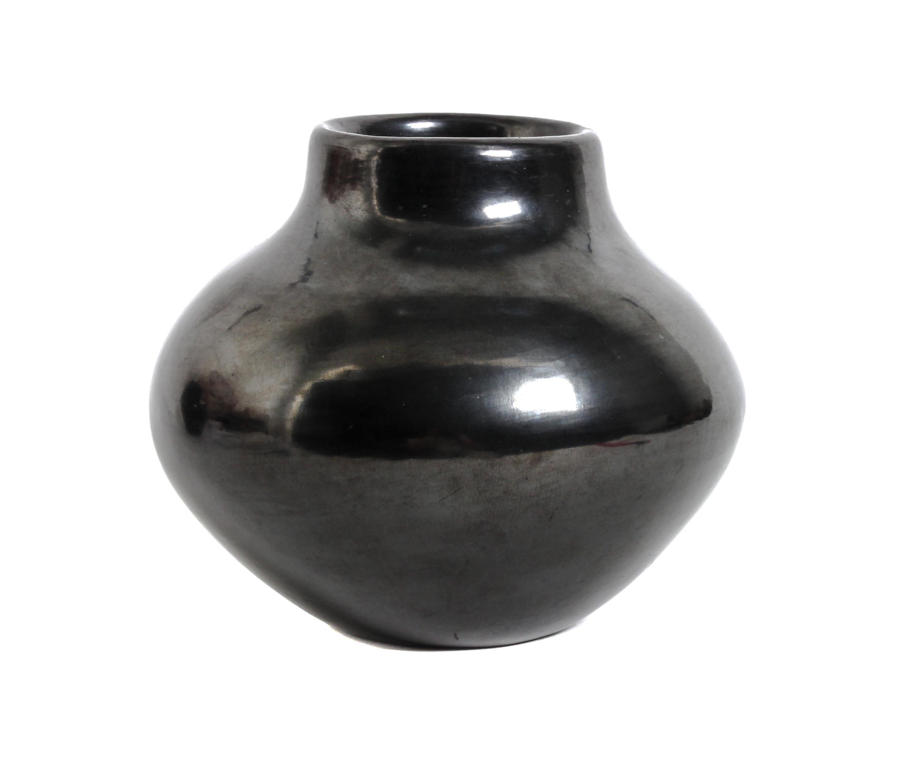 Maria Poveka Martinez (1887-1980), San Ildefonso Height 6 x diameter 7 inches.