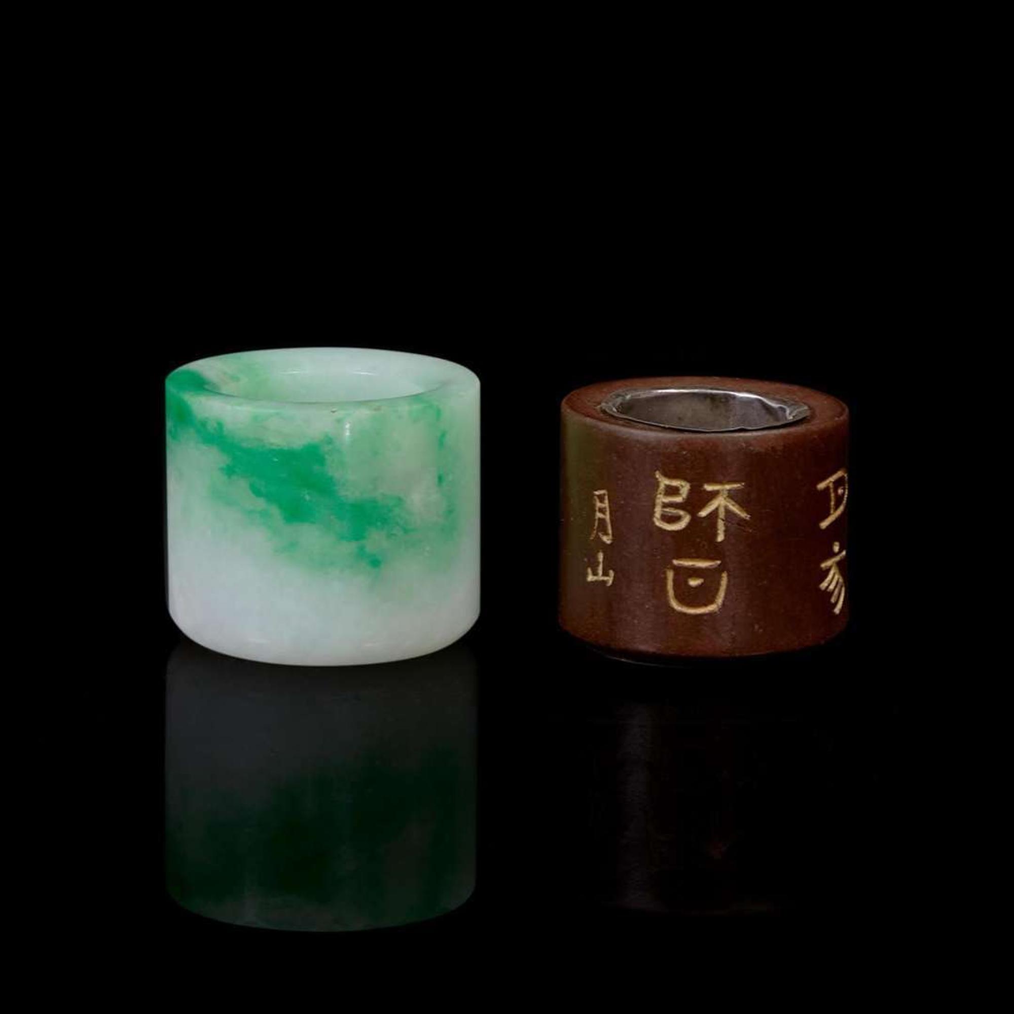 A Chinese jadeite and a wood archer's ring 翡翠及木質扳指各一枚 18th/19th Century ???????